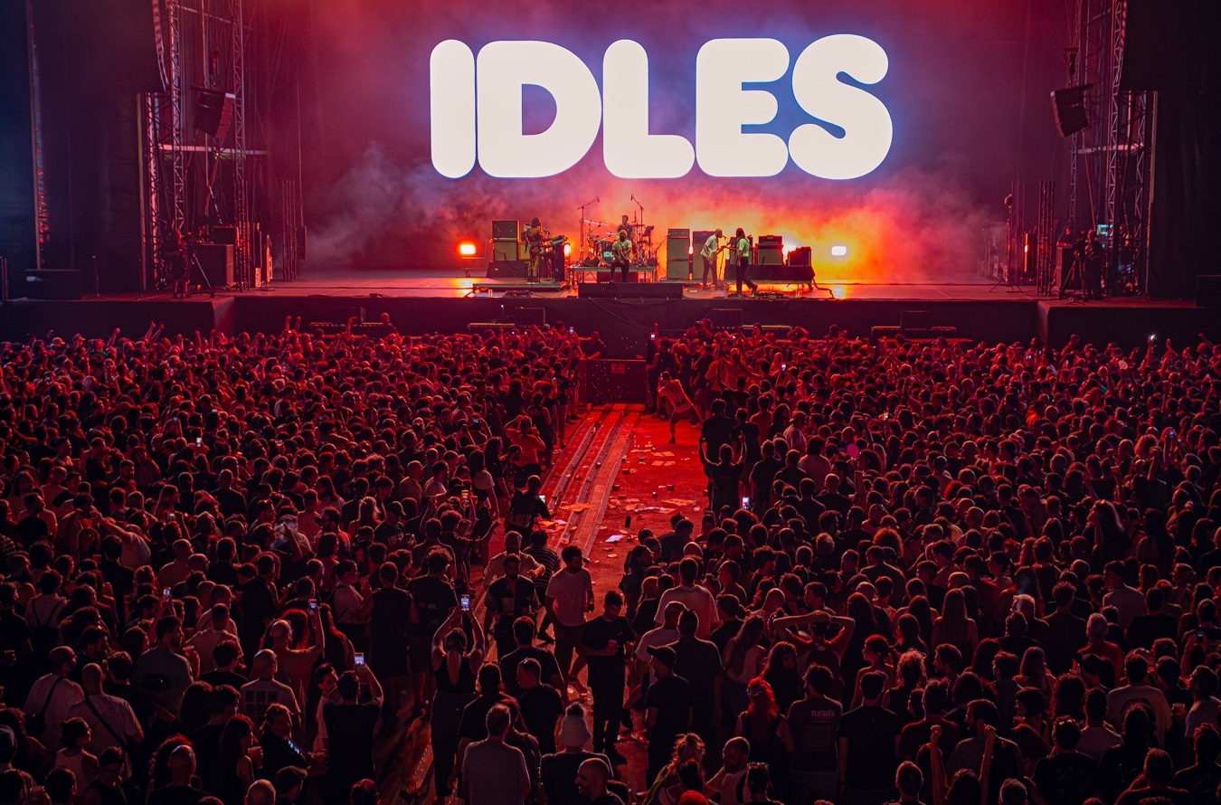 Release Athens 2025: Ανταπόκριση - φωτορεπορτάζ από τις εμφανίσεις των Idles, Glass Beams & Sprints στην Πλατεία Νερού.