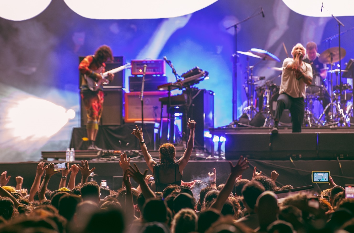 Release Athens 2025: Ανταπόκριση - φωτορεπορτάζ από τις εμφανίσεις των Idles, Glass Beams & Sprints στην Πλατεία Νερού.