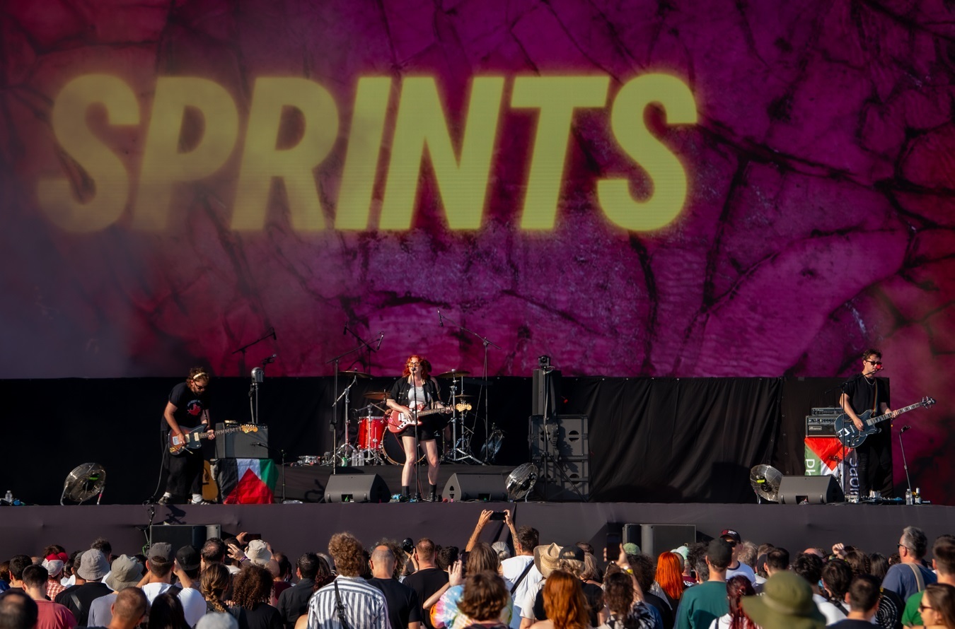 Release Athens 2025: Ανταπόκριση - φωτορεπορτάζ από τις εμφανίσεις των Idles, Glass Beams & Sprints στην Πλατεία Νερού.