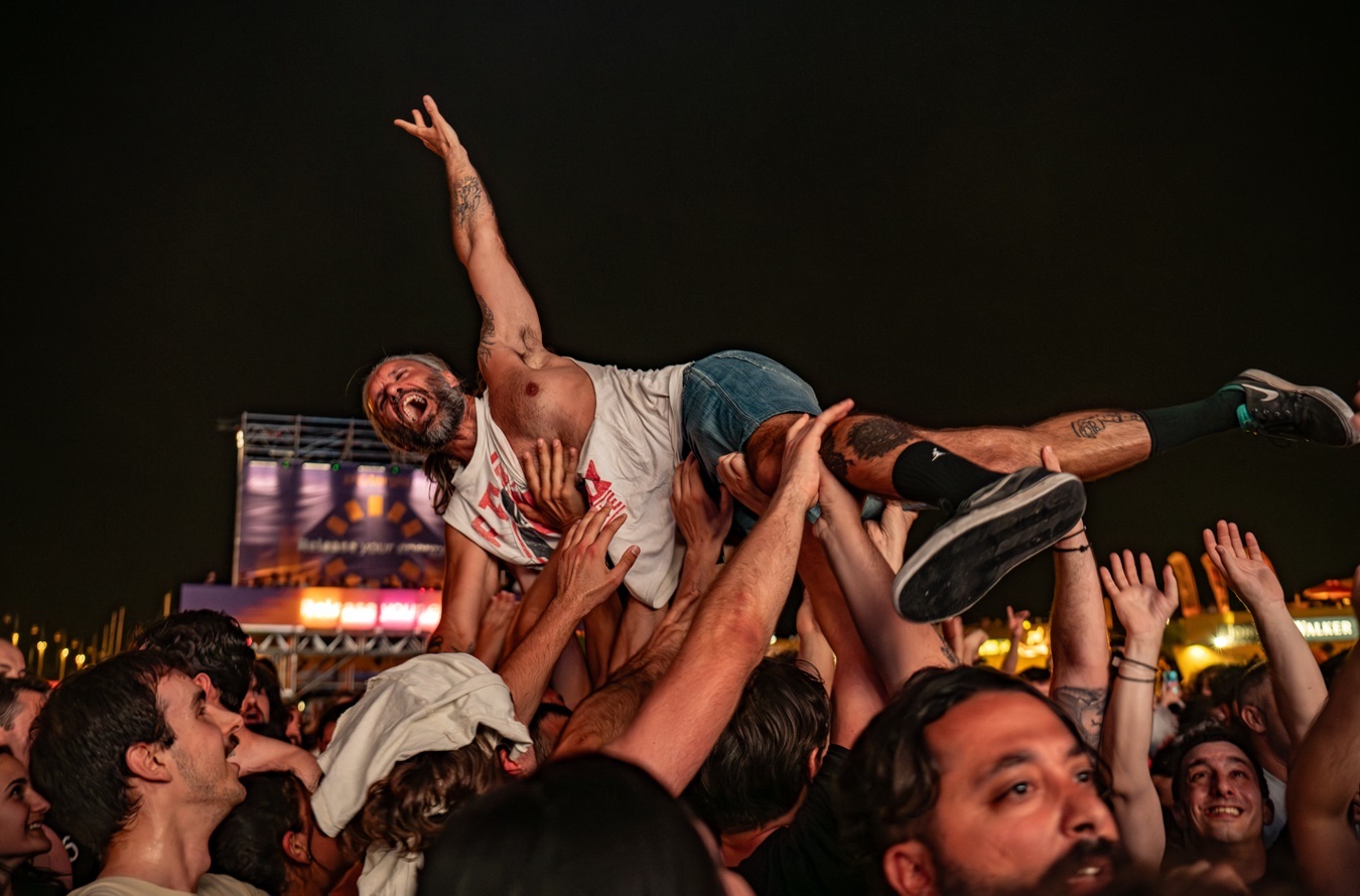 Release Athens 2025: Ανταπόκριση - φωτορεπορτάζ από τις εμφανίσεις των Idles, Glass Beams & Sprints στην Πλατεία Νερού.