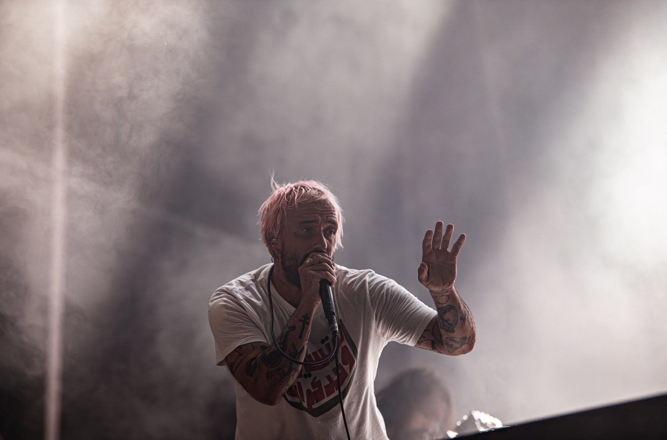 Release Athens 2025: Ανταπόκριση - φωτορεπορτάζ από τις εμφανίσεις των Idles, Glass Beams & Sprints στην Πλατεία Νερού.