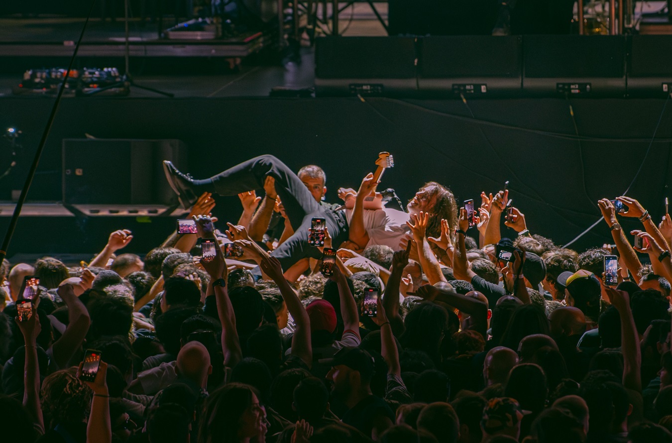 Release Athens 2025: Ανταπόκριση - φωτορεπορτάζ από τις εμφανίσεις των Idles, Glass Beams & Sprints στην Πλατεία Νερού.