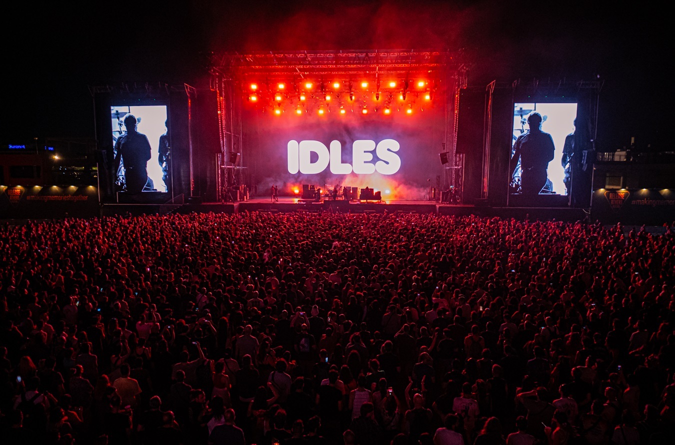 Release Athens 2025: Ανταπόκριση - φωτορεπορτάζ από τις εμφανίσεις των Idles, Glass Beams & Sprints στην Πλατεία Νερού.