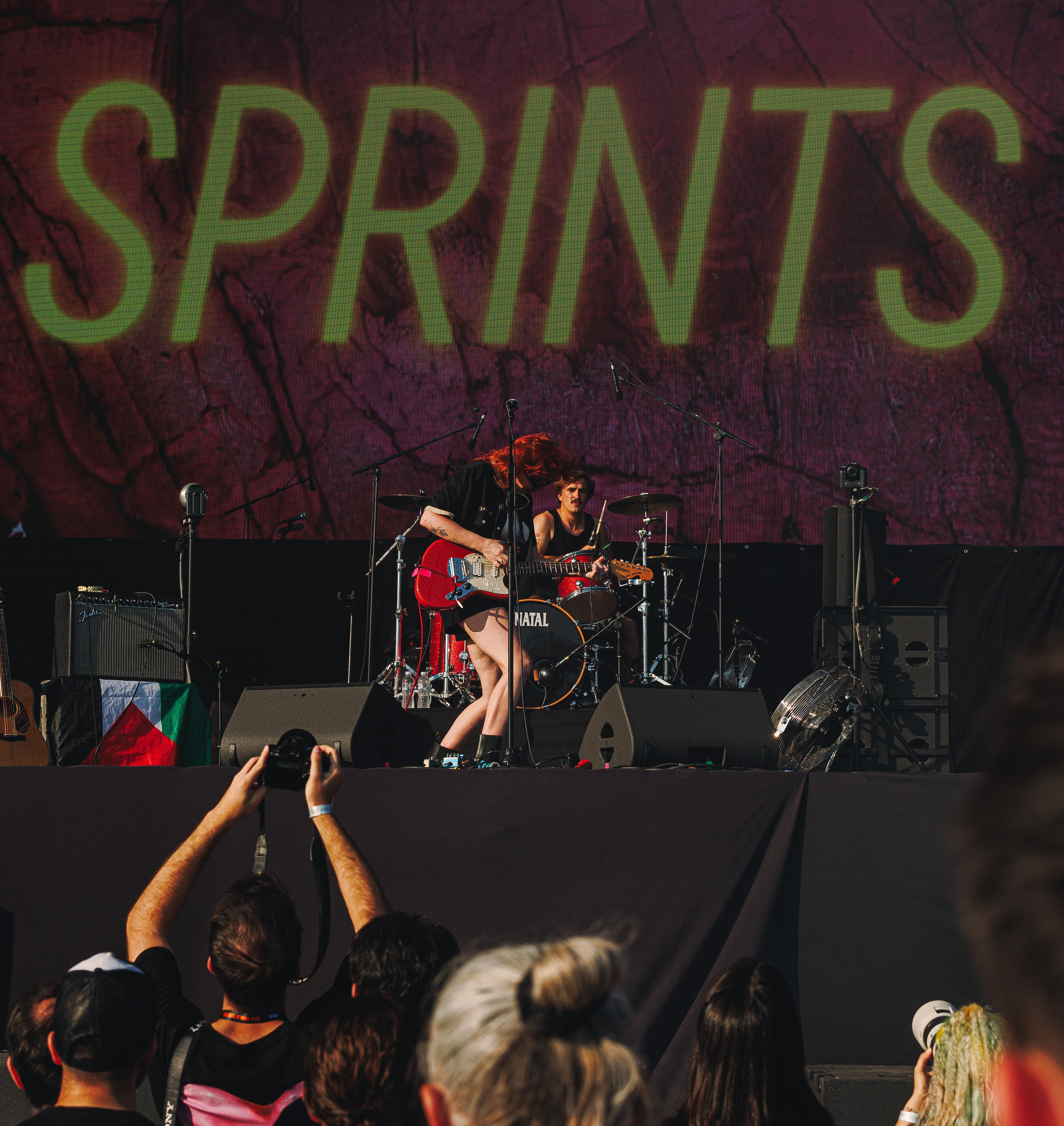 Release Athens 2025: Ανταπόκριση - φωτορεπορτάζ από τις εμφανίσεις των Idles, Glass Beams & Sprints στην Πλατεία Νερού.