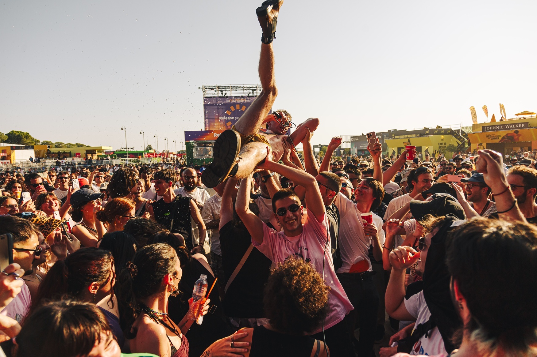 Release Athens 2025: Ανταπόκριση - φωτορεπορτάζ από τις εμφανίσεις των Fontaines D.C., Boy Harsher και Shame στην Πλατεία Νερού