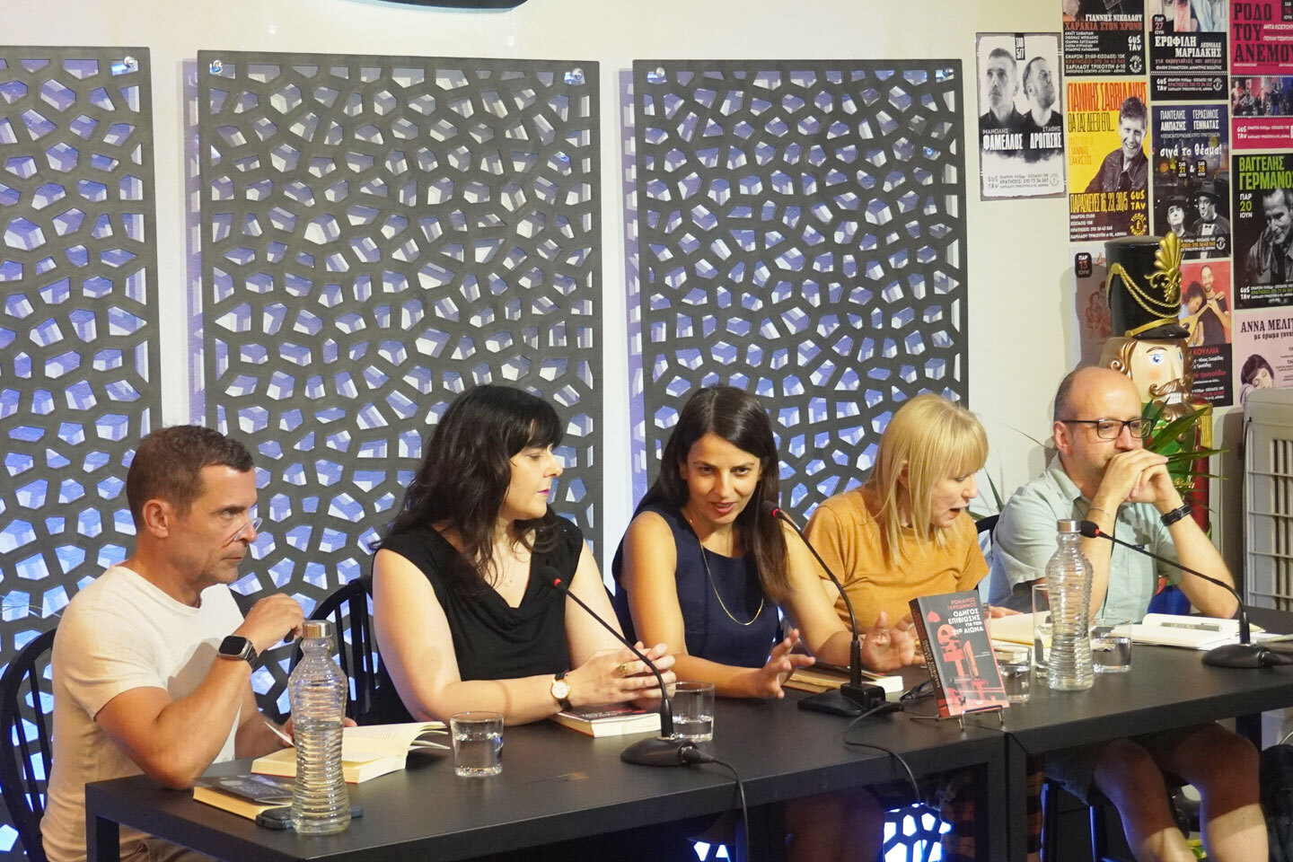 Οδηγός επιβίωσης για τον 21ο αιώνα | Από αριστερά: Κωνσταντίνος Μαρκουλάκης, Μυρσίνη Γκανά, Δήμητρα Γκρους, Σώτη Τριανταφύλλου, Ρωμανός Γεροδήμος