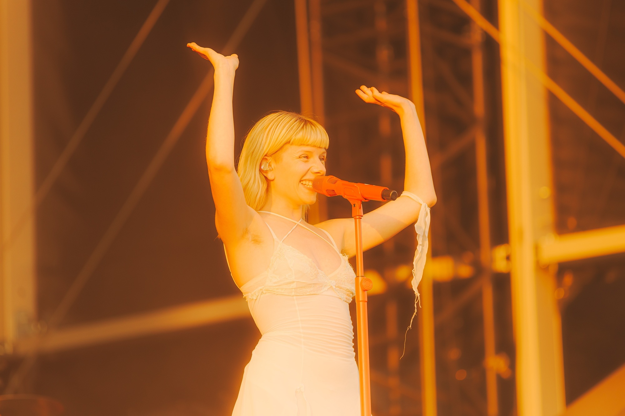 Release Athens 2025: Ανταπόκριση - φωτορεπορτάζ από τις εμφανίσεις των London Grammar, Aurora και Klangphonics στην Πλατεία Νερού