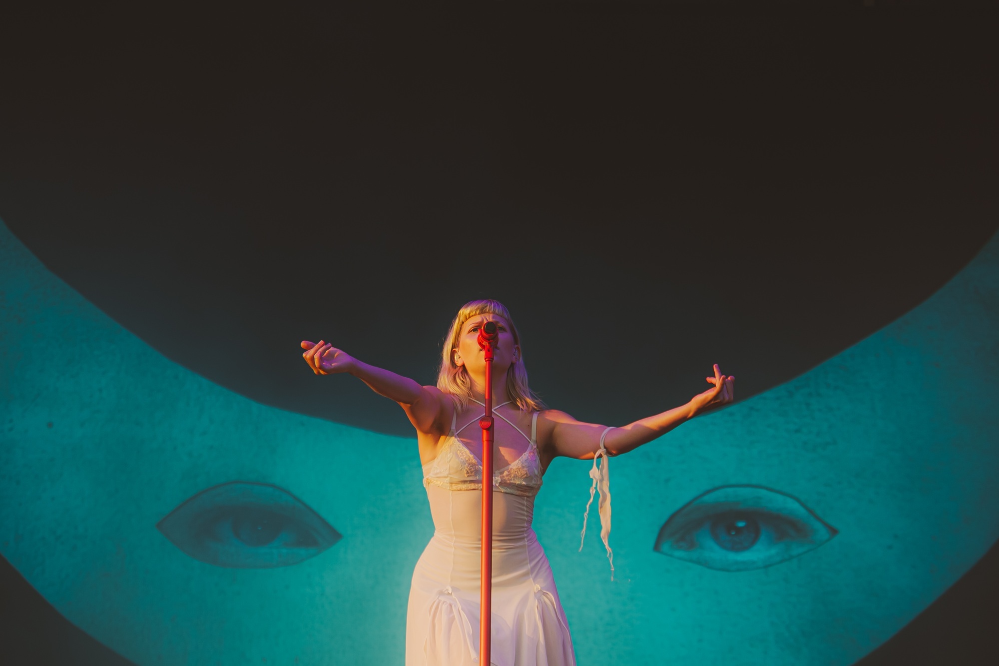 Release Athens 2025: Ανταπόκριση - φωτορεπορτάζ από τις εμφανίσεις των London Grammar, Aurora και Klangphonics στην Πλατεία Νερού