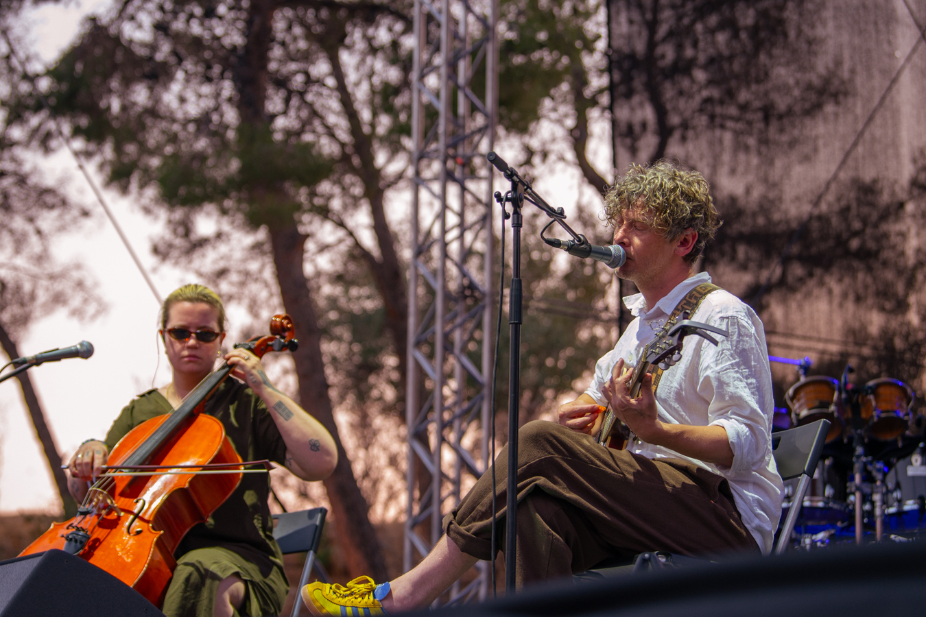 Ανταπόκριση από την εμφάνιση των Μπεθ Γκίμπονς και Bill Ryder - Jones στο Θέατρο Λυκαβηττού