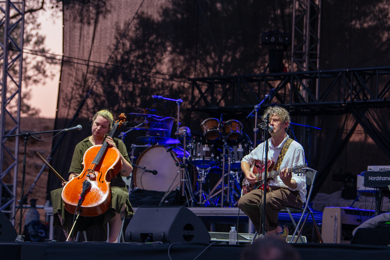 Ανταπόκριση από την εμφάνιση των Μπεθ Γκίμπονς και Bill Ryder - Jones στο Θέατρο Λυκαβηττού