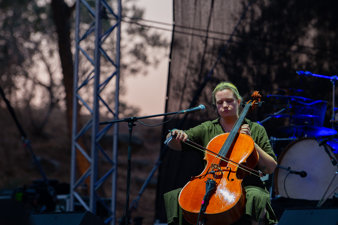 Ανταπόκριση από την εμφάνιση των Μπεθ Γκίμπονς και Bill Ryder - Jones στο Θέατρο Λυκαβηττού