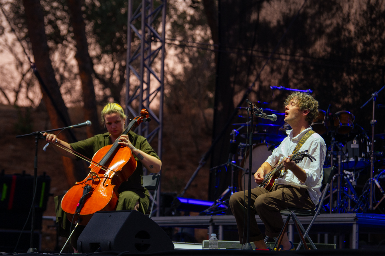 Ανταπόκριση από την εμφάνιση των Μπεθ Γκίμπονς και Bill Ryder - Jones στο Θέατρο Λυκαβηττού