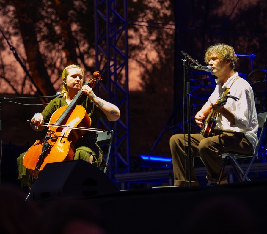 Ανταπόκριση από την εμφάνιση των Μπεθ Γκίμπονς και Bill Ryder - Jones στο Θέατρο Λυκαβηττού