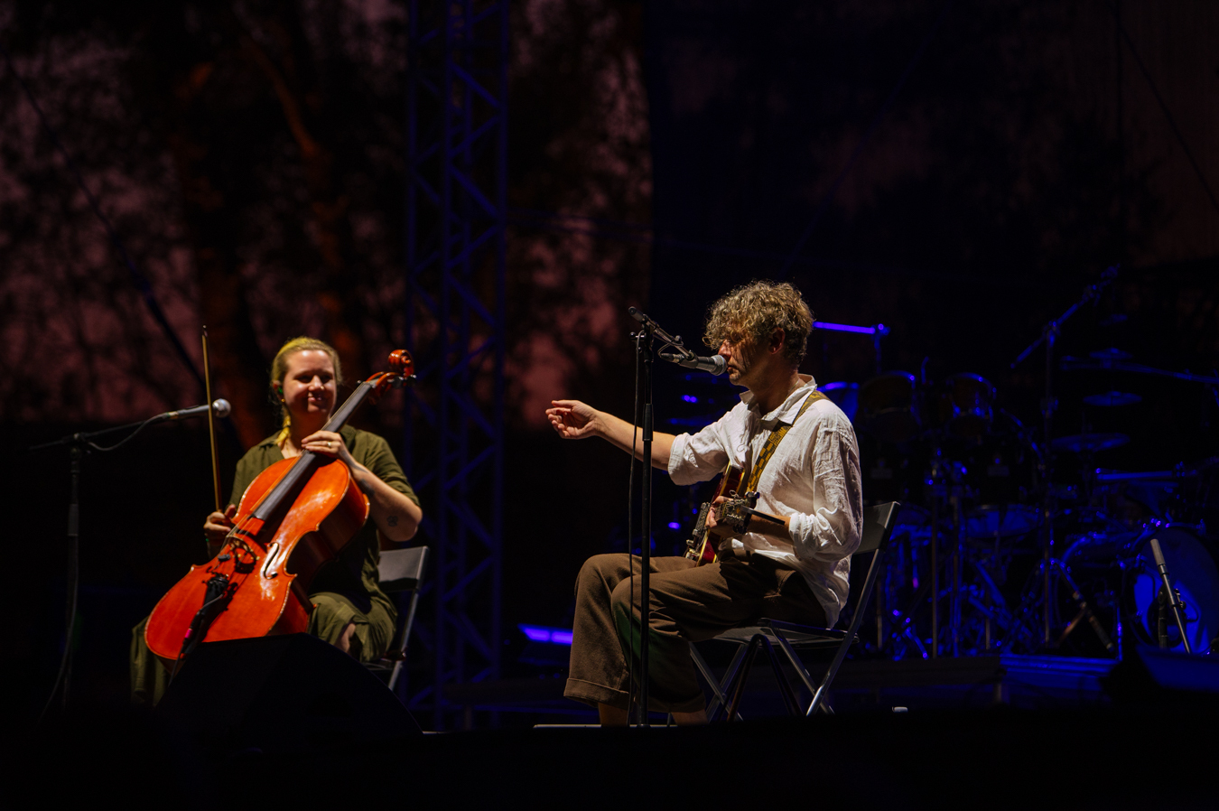 Ανταπόκριση από την εμφάνιση των Μπεθ Γκίμπονς και Bill Ryder - Jones στο Θέατρο Λυκαβηττού