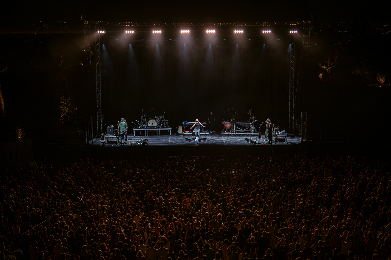 Ανταπόκριση από την εμφάνιση των Μπεθ Γκίμπονς και Bill Ryder - Jones στο Θέατρο Λυκαβηττού