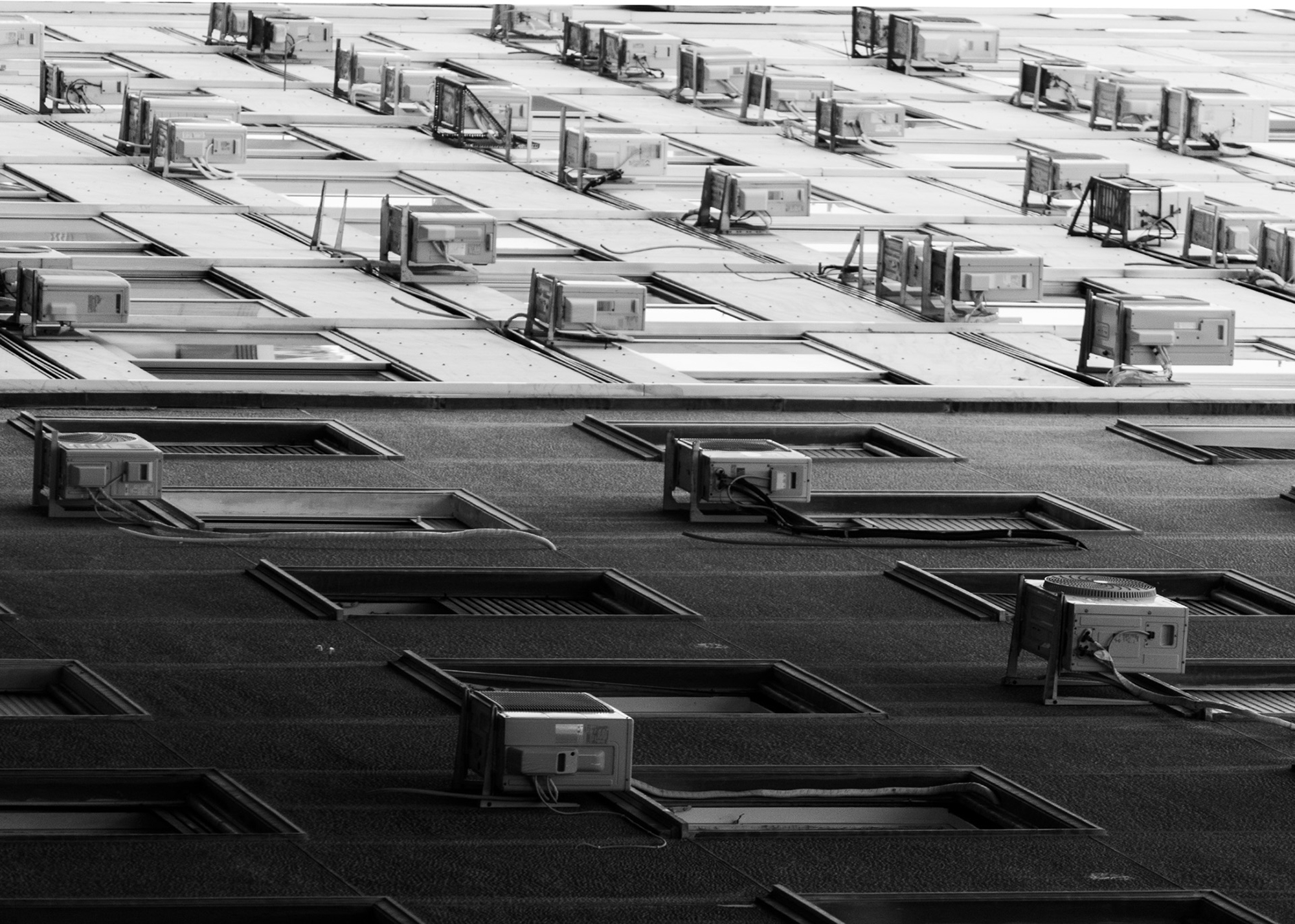 Μόνοι ανάμεσα σε μονάδες. Ψυχ(ρ)ές χαοτικά  στοιβαγμένες μέσα στην τσιμεντένια ζούγκλα. © Σοφοκλής Νικολής 