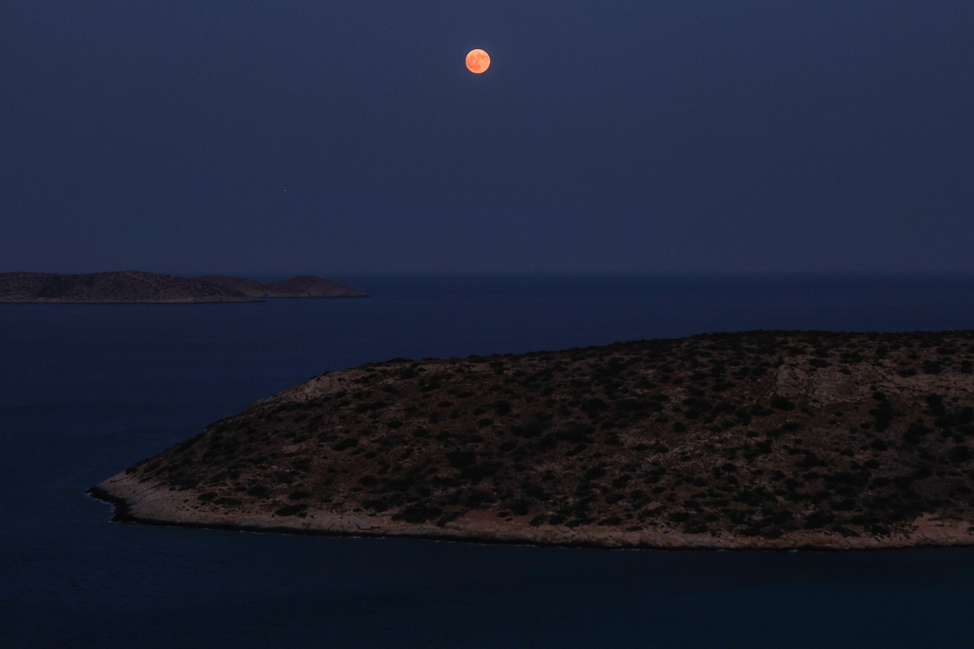 Η πανσέληνος του Αυγούστου, όπως φαίνεται από την Ηρακλειά, Κυκλάδες
