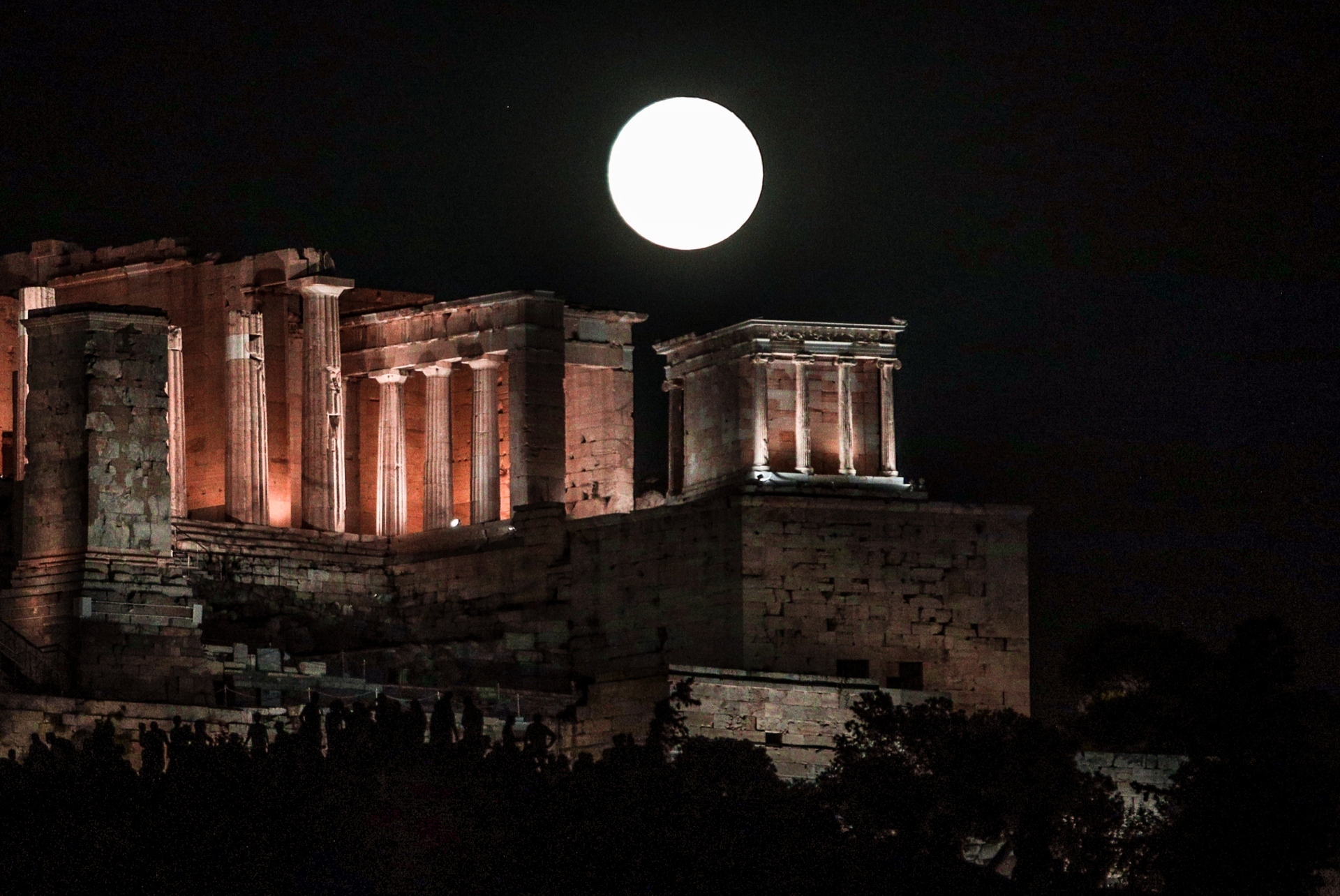 Η Πανσέληνος του Αυγούστου πάνω από την Ακρόπολη