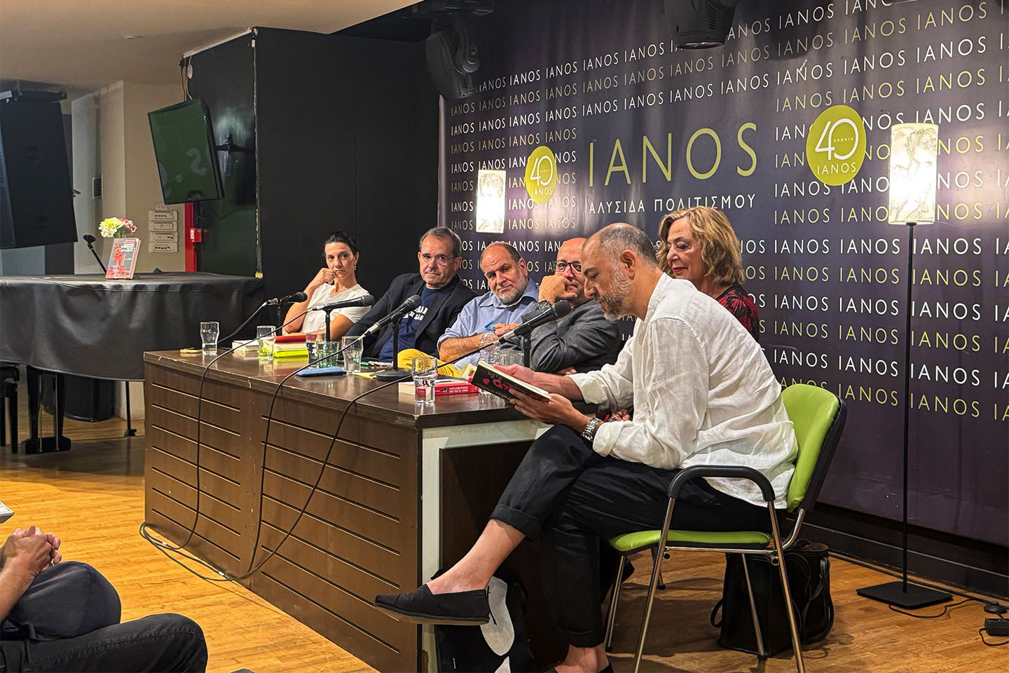 Οδηγός επιβίωσης για τον 21ο αιώνα | Από αριστερά: Κρυστάλλη Γλυνιαδάκη, Παύλος Τσίμας, Παναγής Παναγιωτόπουλος, Ρωμανός Γεροδήμος, Αγνή Μαριακάκη, Πάρις Μέξης