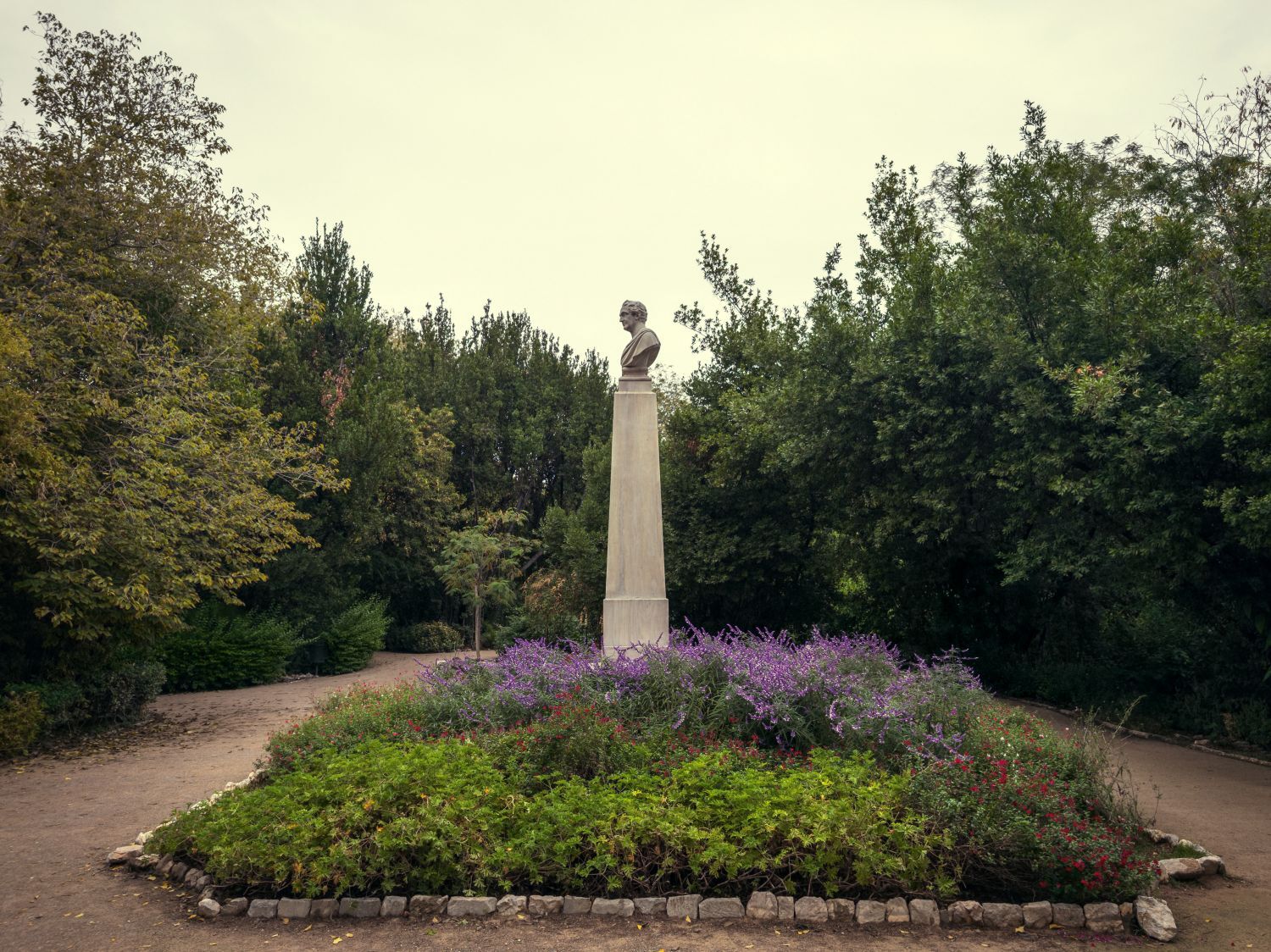 Ο Βασίλης Μακρής φωτογραφίζει τον Εθνικό Κήπο χωρίς ανθρώπους, αναδεικνύοντας τη συνύπαρξη φύσης, ιστορίας και μνήμης.