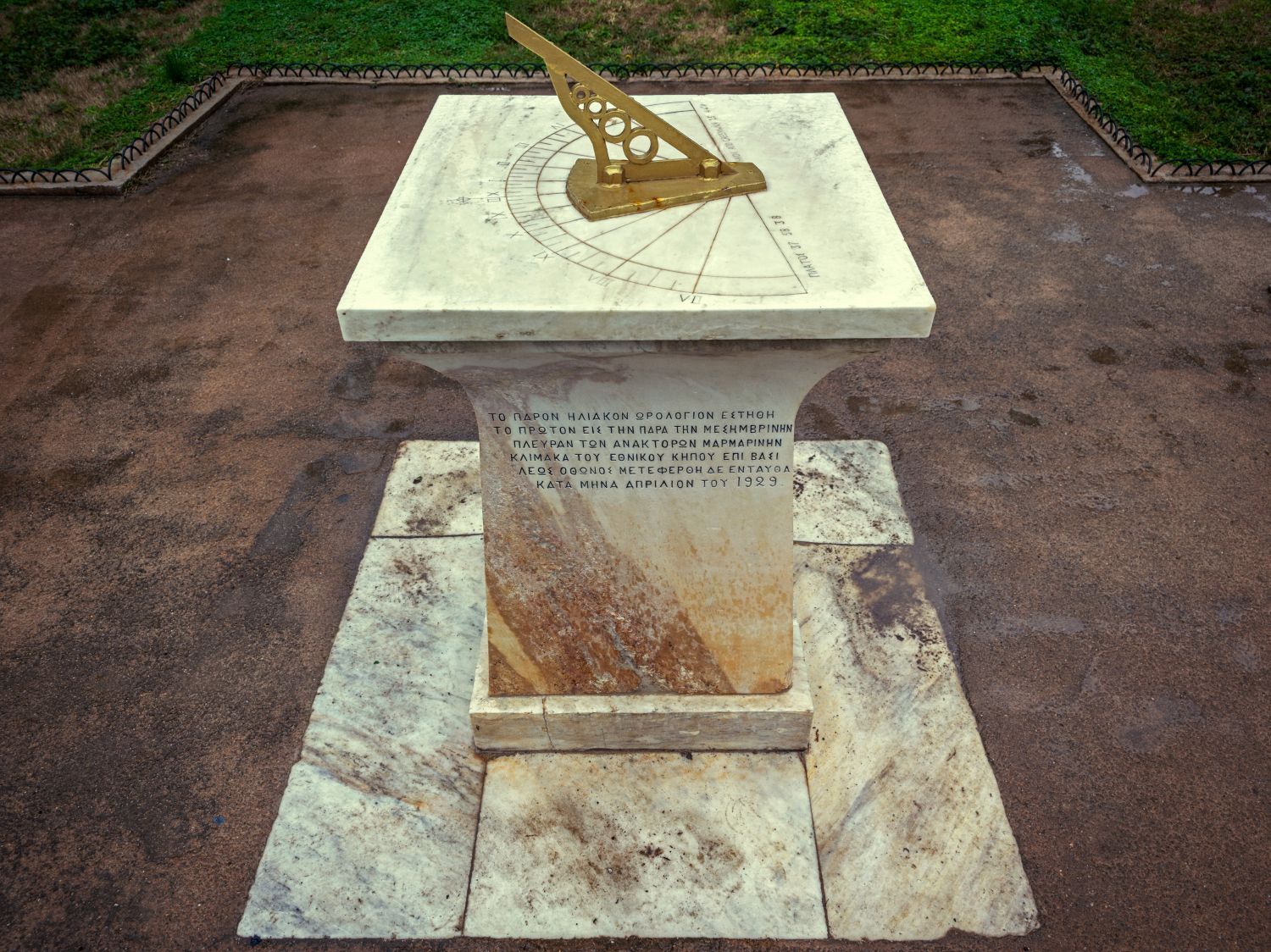 Ο Βασίλης Μακρής φωτογραφίζει τον Εθνικό Κήπο χωρίς ανθρώπους, αναδεικνύοντας τη συνύπαρξη φύσης, ιστορίας και μνήμης.