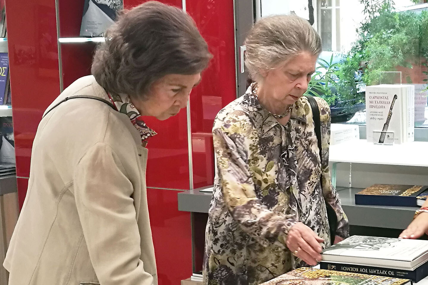 2017, η βασίλισσα Σοφία και η πριγκίπισσα Ειρήνη στο βιβλιοπωλείο της Ραχήλ