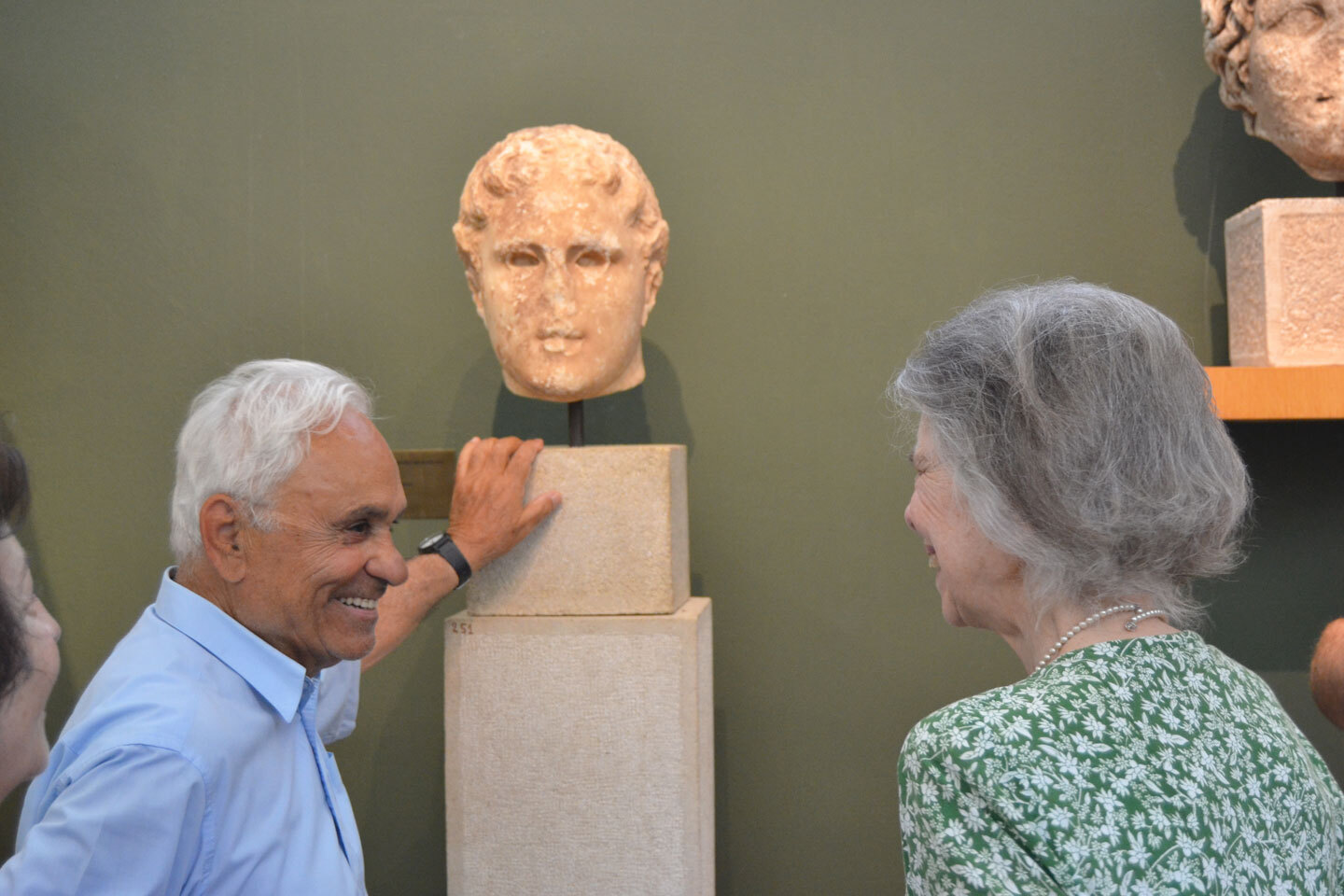 2019, Αρχαία Μεσσήνη | Εκδρομή της πριγκίπισσας Ειρήνης με τους Μωυσή και Ραχήλ Καπόν, όπου συναντά τον καθηγητή Πέτρο Θέμελη