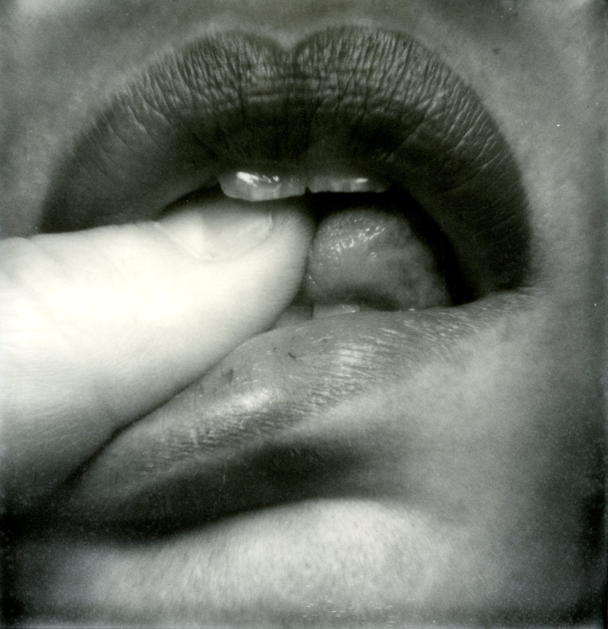 EROS: Η ανεπανάληπτη στιγμή του έρωτα μέσα από την Polaroid