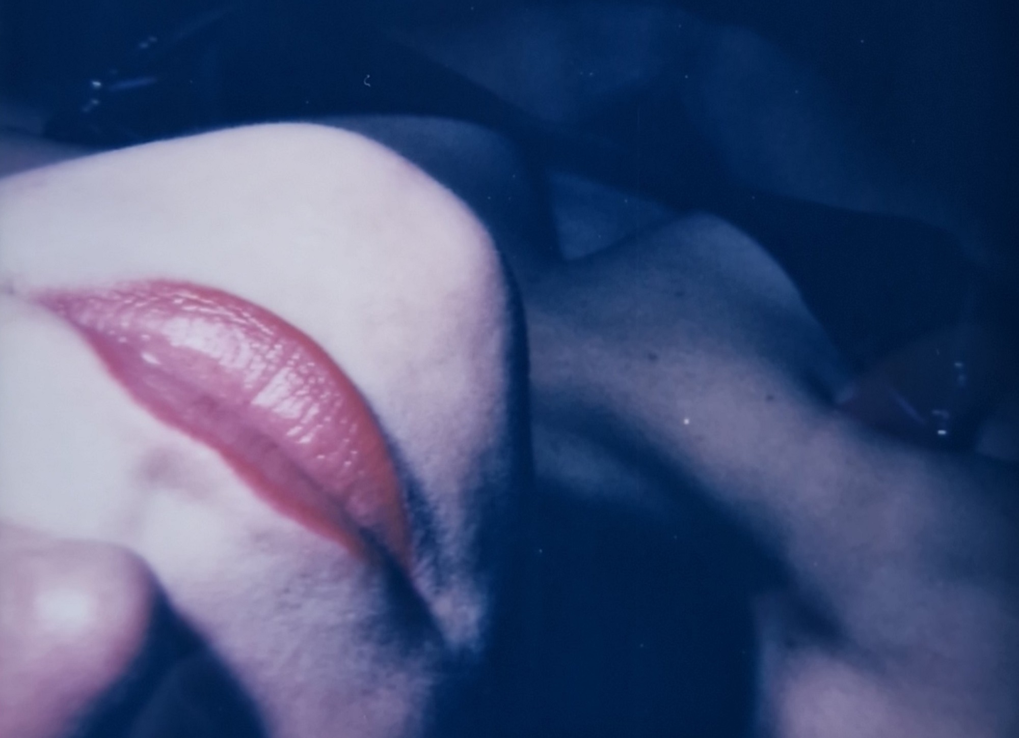 EROS: Η ανεπανάληπτη στιγμή του έρωτα μέσα από την Polaroid