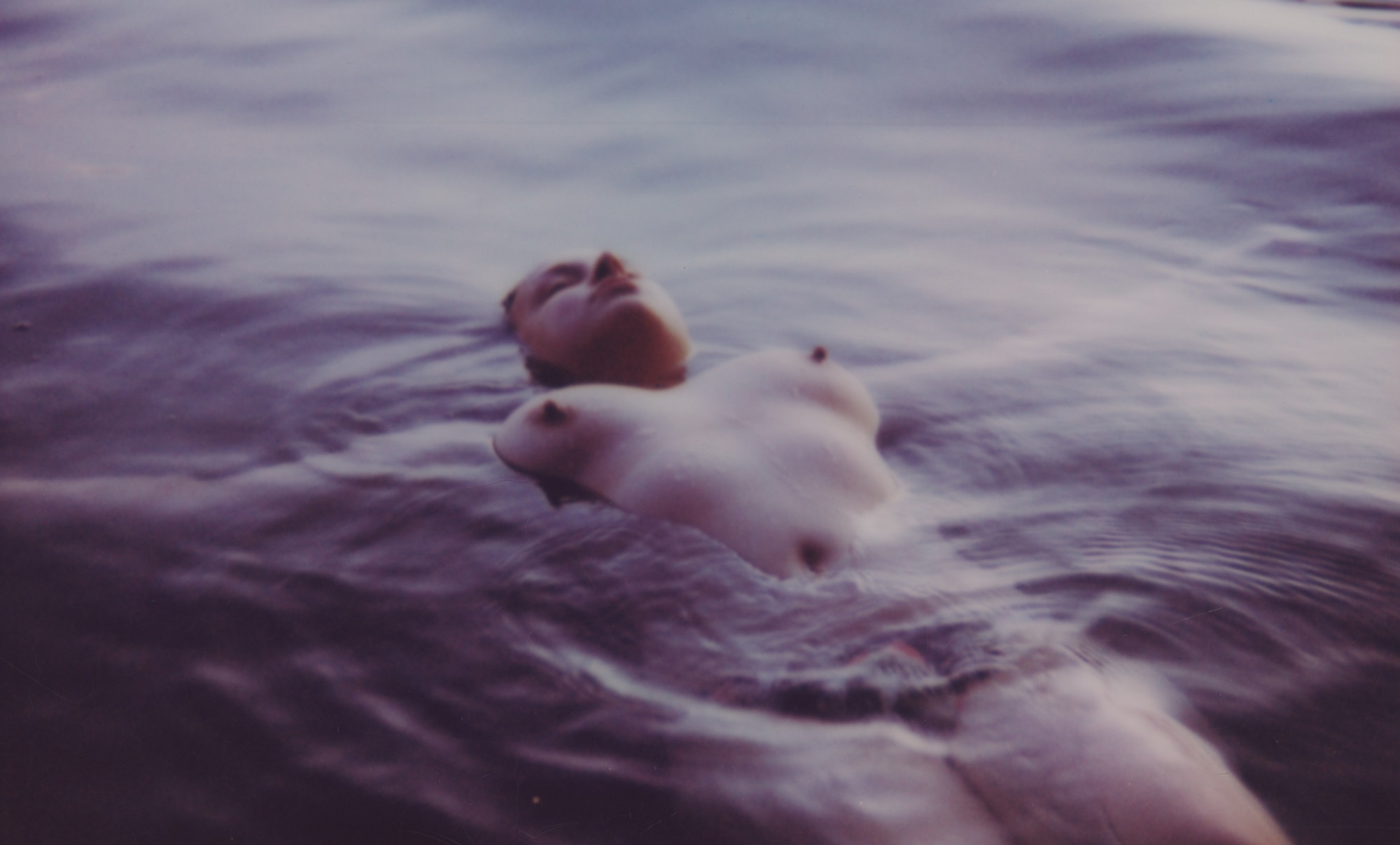 EROS: Η ανεπανάληπτη στιγμή του έρωτα μέσα από την Polaroid