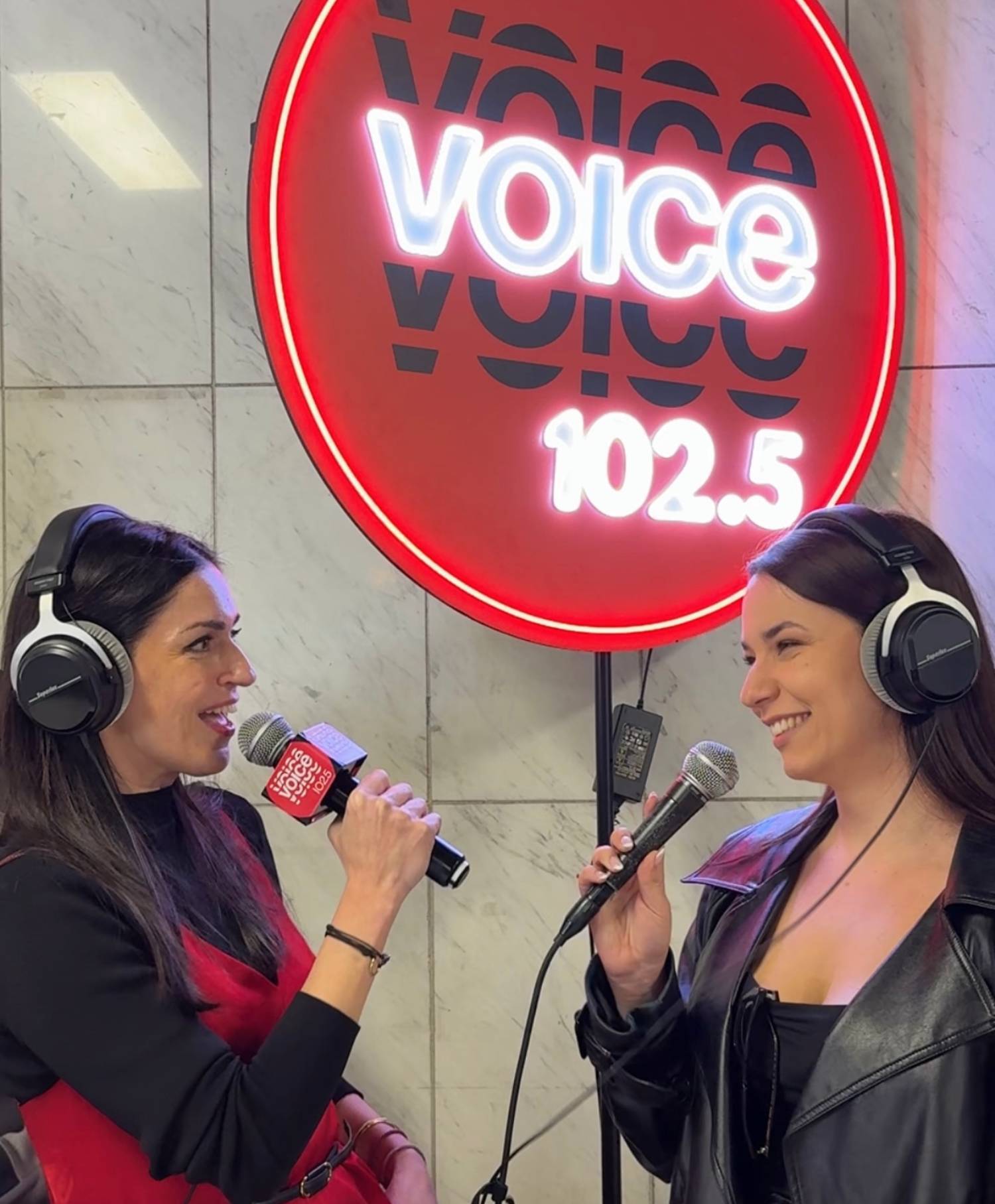 Οι ραδιοφωνικοί παραγωγοί Βιολέτα Καμπουροπούλου και Χαρά Αλεξανδροπούλου