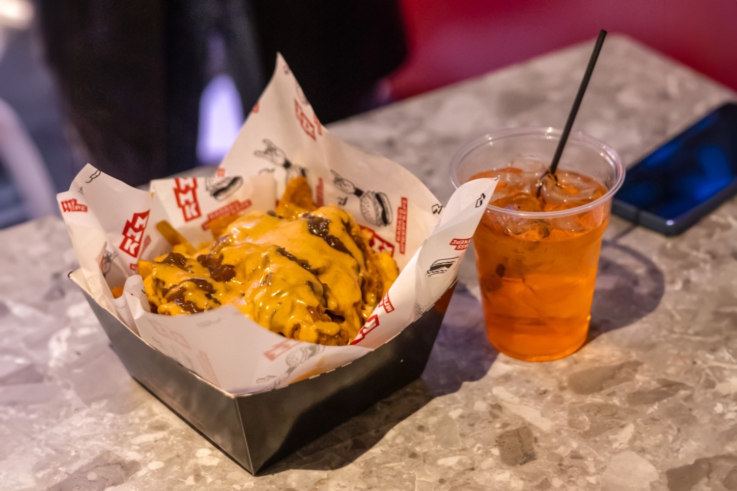 Μπαρ Μπεε Κιου & Voice 102.5 