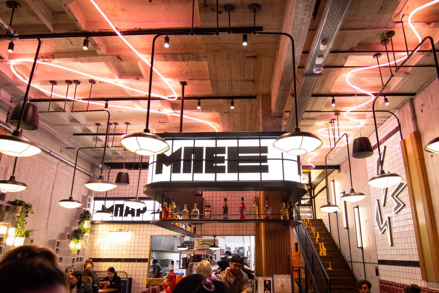 Μπαρ Μπεε Κιου & Voice 102.5 