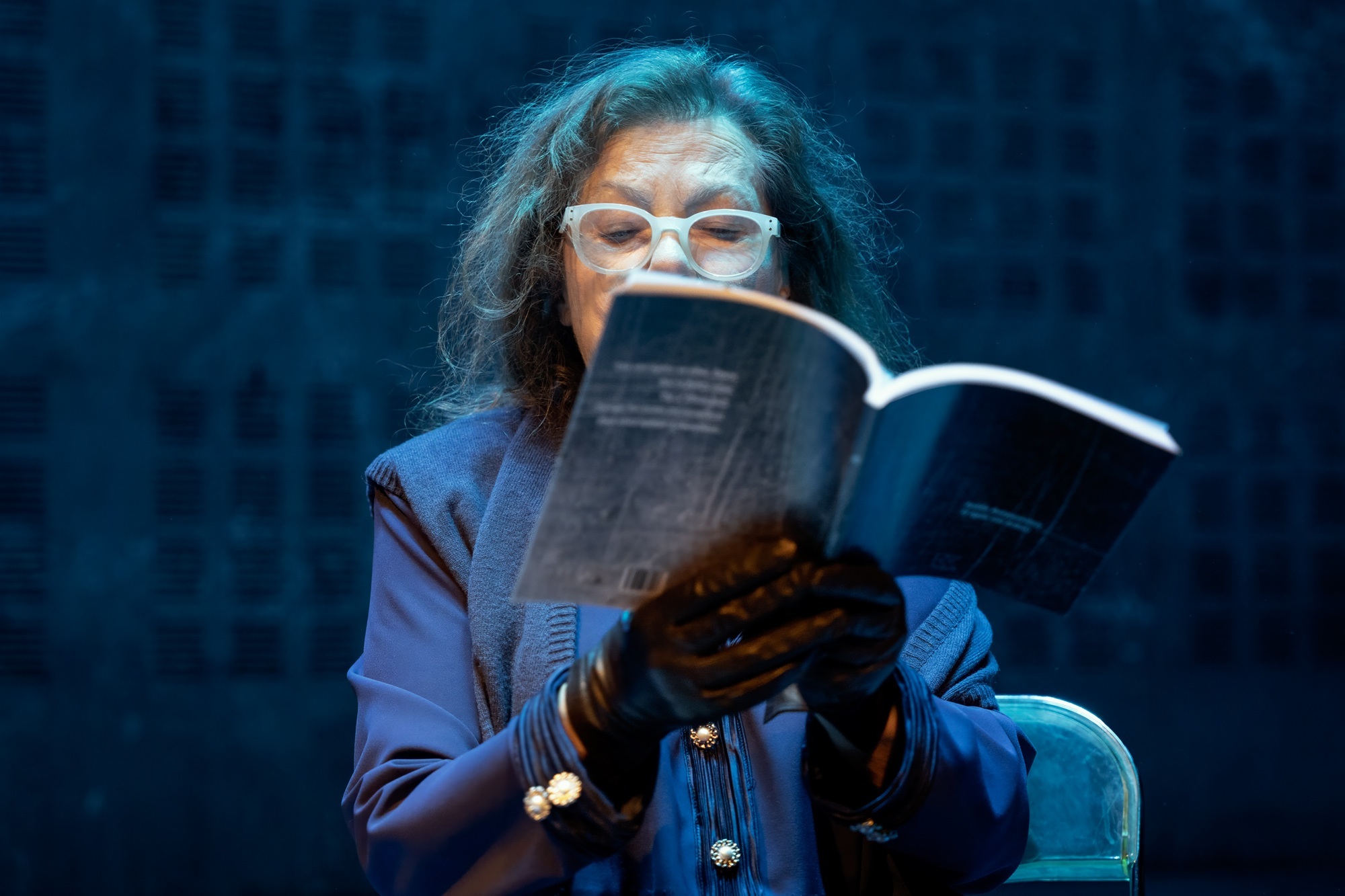 Ο Ουρανός Κατακόκκινος στον γαλαξία της Αναγνωστάκη - Μπήκαμε στις πρόβες της παράστασης στο Θέατρο Ψυρρή