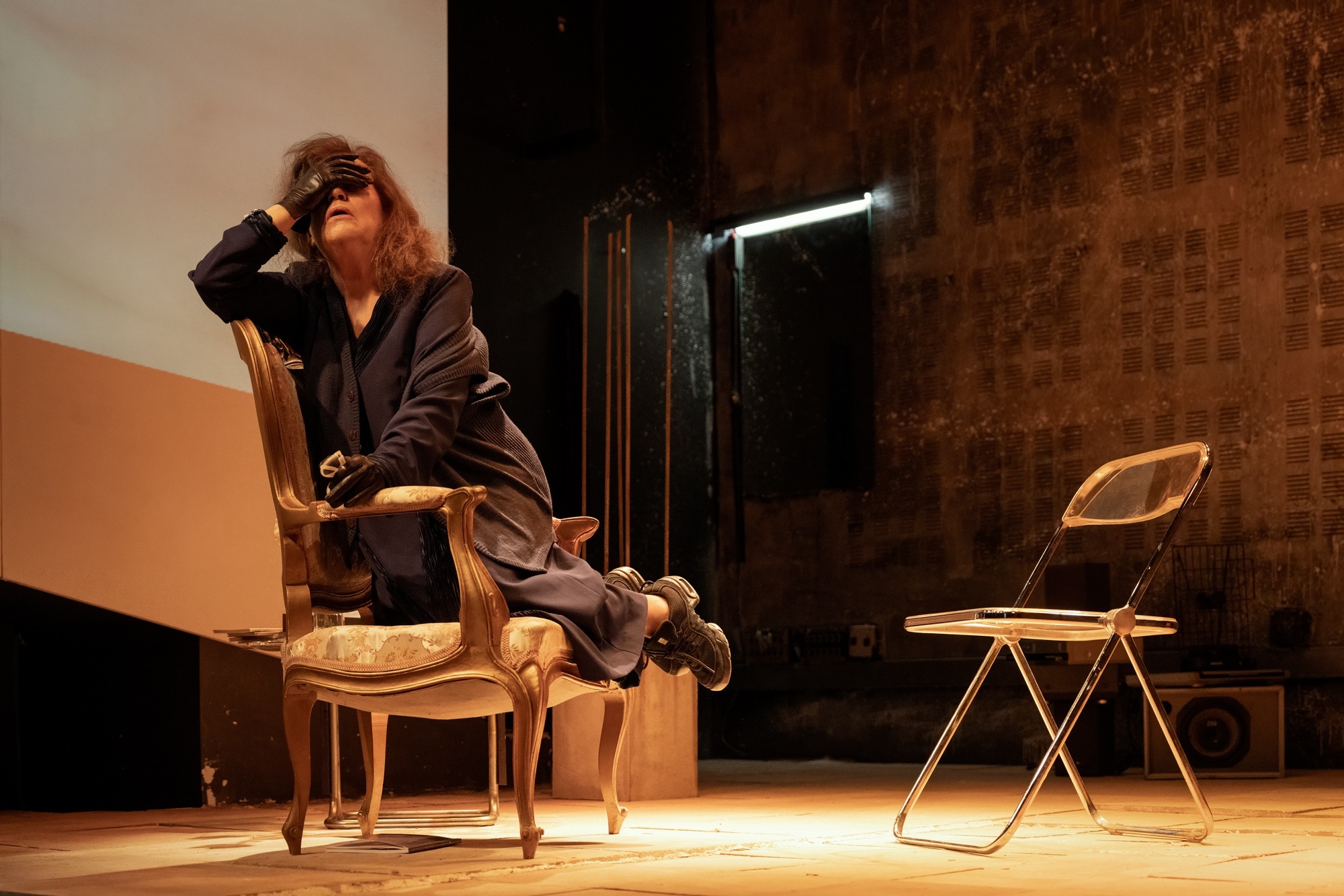 Ο Ουρανός Κατακόκκινος στον γαλαξία της Αναγνωστάκη - Μπήκαμε στις πρόβες της παράστασης στο Θέατρο Ψυρρή