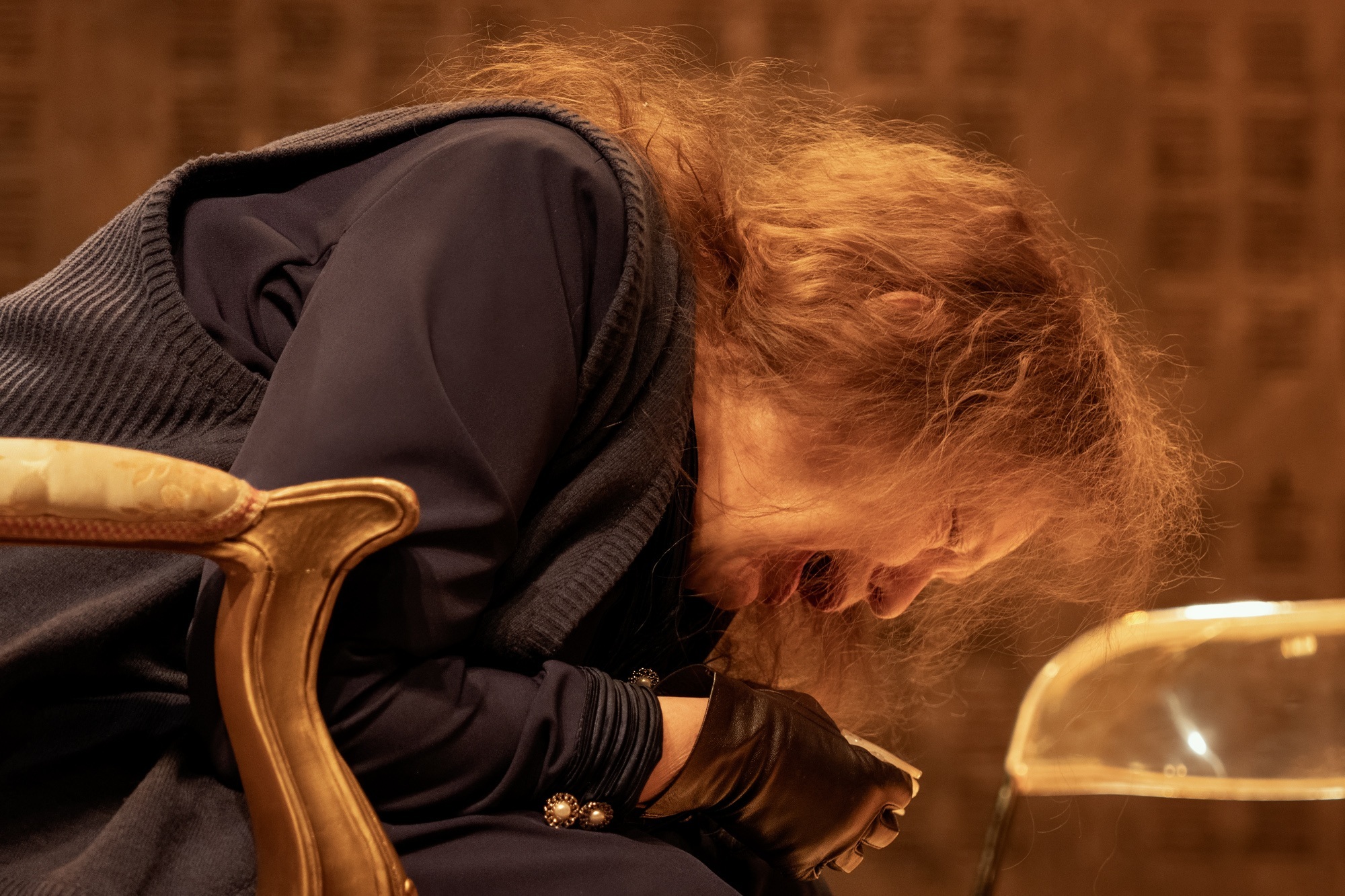 Ο Ουρανός Κατακόκκινος στον γαλαξία της Αναγνωστάκη - Μπήκαμε στις πρόβες της παράστασης στο Θέατρο Ψυρρή