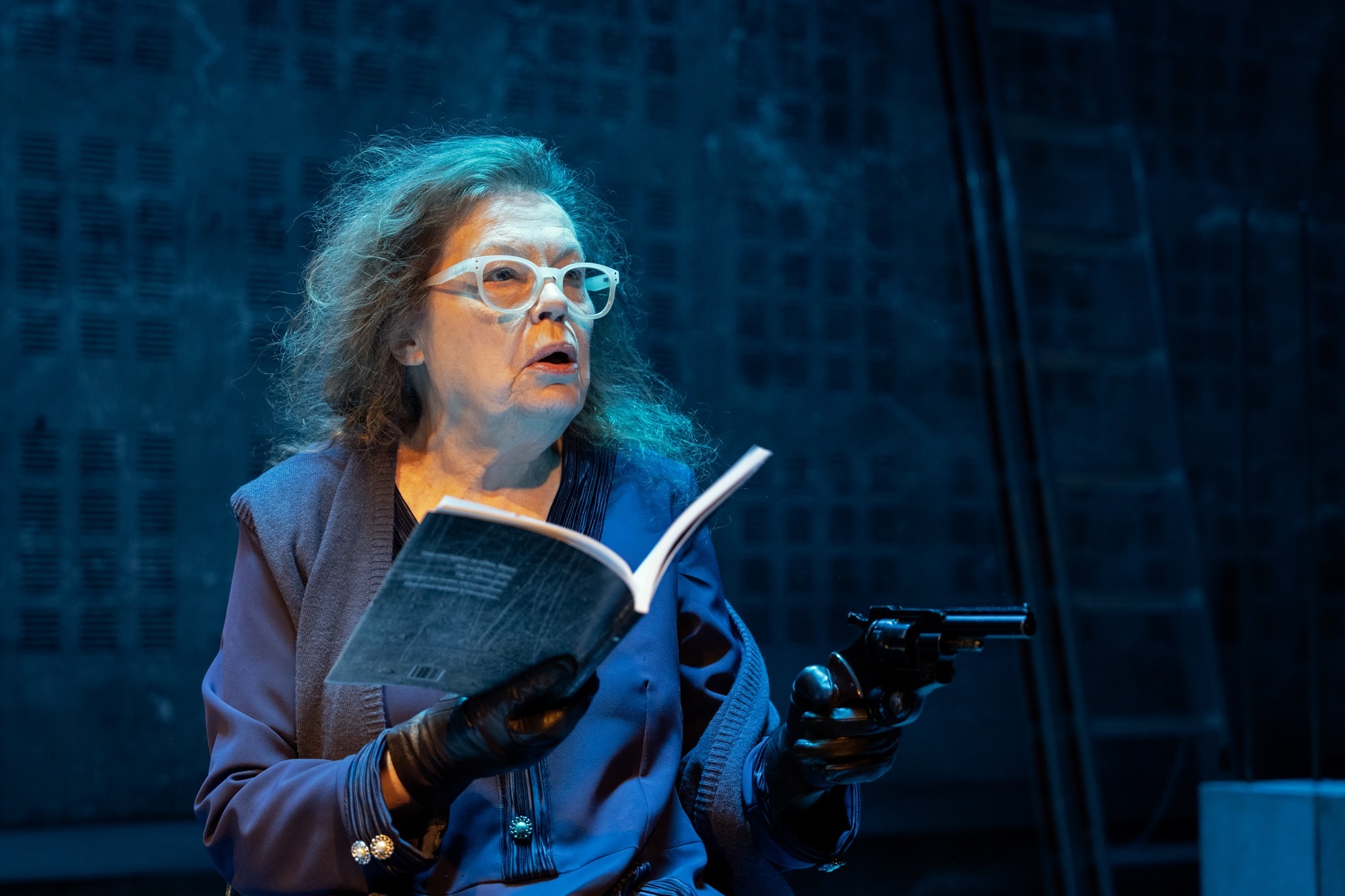 Ο Ουρανός Κατακόκκινος στον γαλαξία της Αναγνωστάκη - Μπήκαμε στις πρόβες της παράστασης στο Θέατρο Ψυρρή