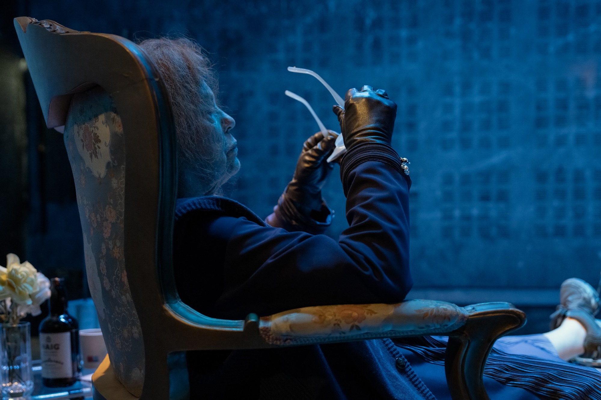 Ο Ουρανός Κατακόκκινος στον γαλαξία της Αναγνωστάκη - Μπήκαμε στις πρόβες της παράστασης στο Θέατρο Ψυρρή