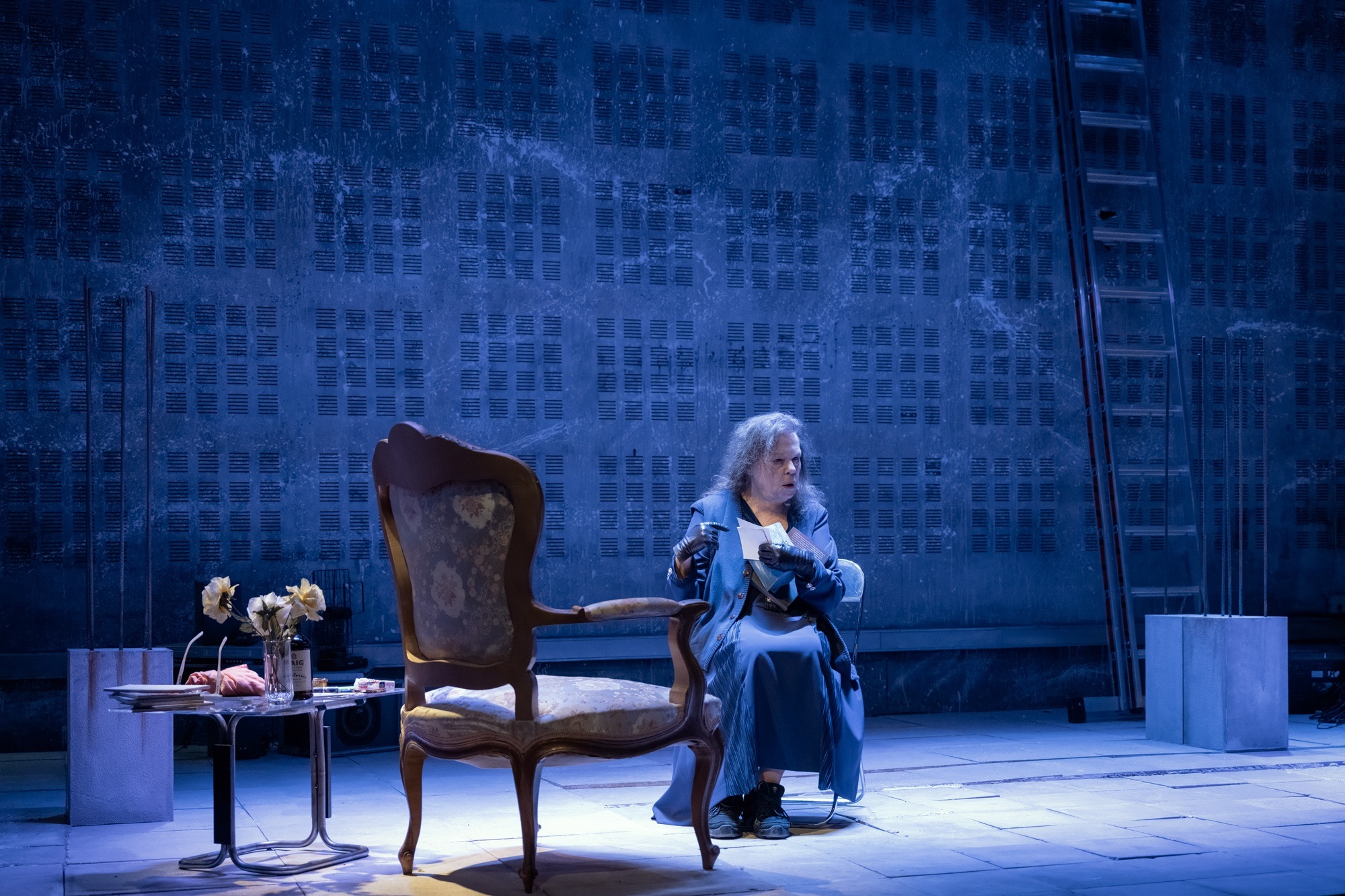 Ο Ουρανός Κατακόκκινος στον γαλαξία της Αναγνωστάκη - Μπήκαμε στις πρόβες της παράστασης στο Θέατρο Ψυρρή