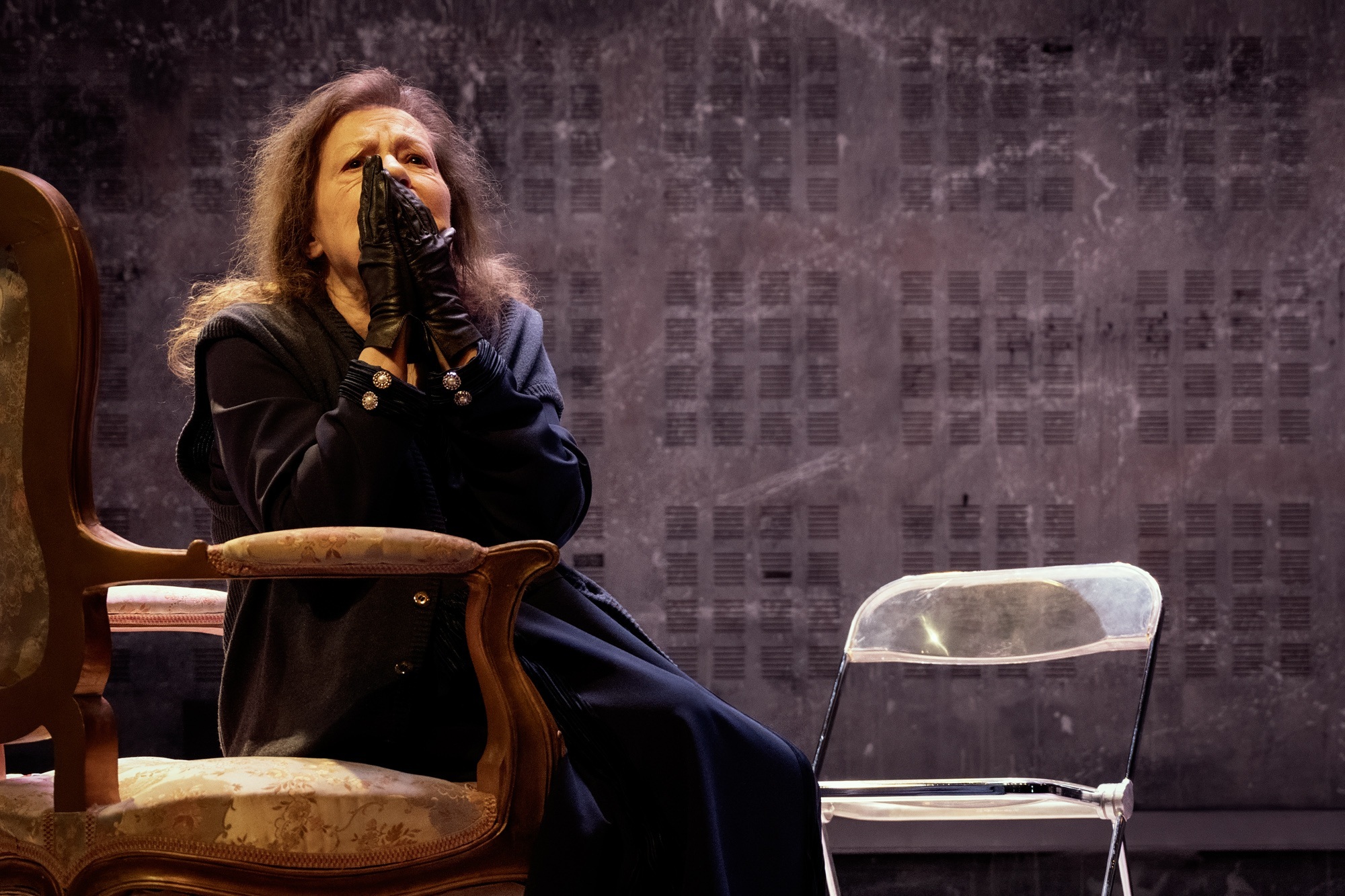 Ο Ουρανός Κατακόκκινος στον γαλαξία της Αναγνωστάκη - Μπήκαμε στις πρόβες της παράστασης στο Θέατρο Ψυρρή