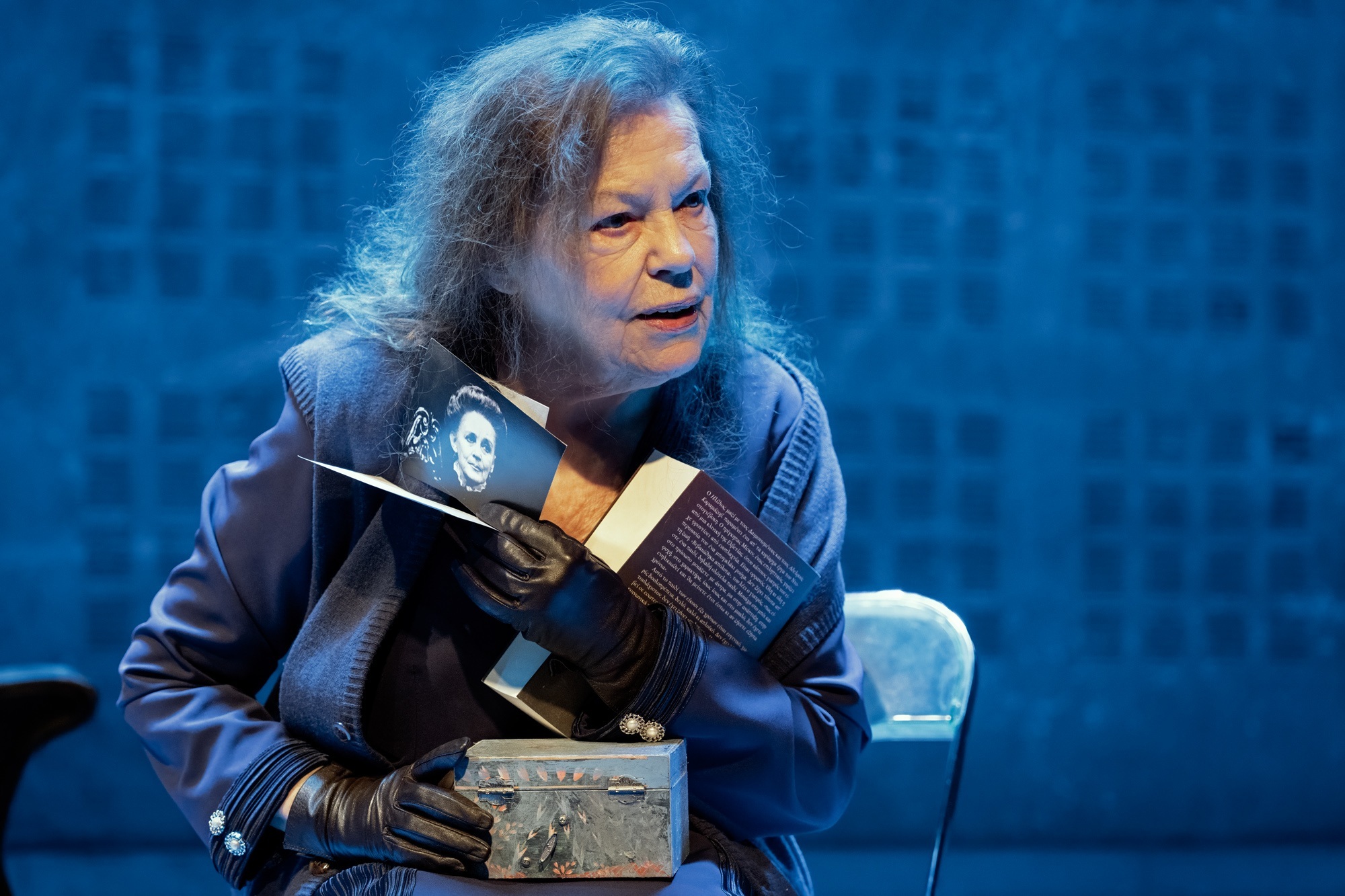 Ο Ουρανός Κατακόκκινος στον γαλαξία της Αναγνωστάκη - Μπήκαμε στις πρόβες της παράστασης στο Θέατρο Ψυρρή