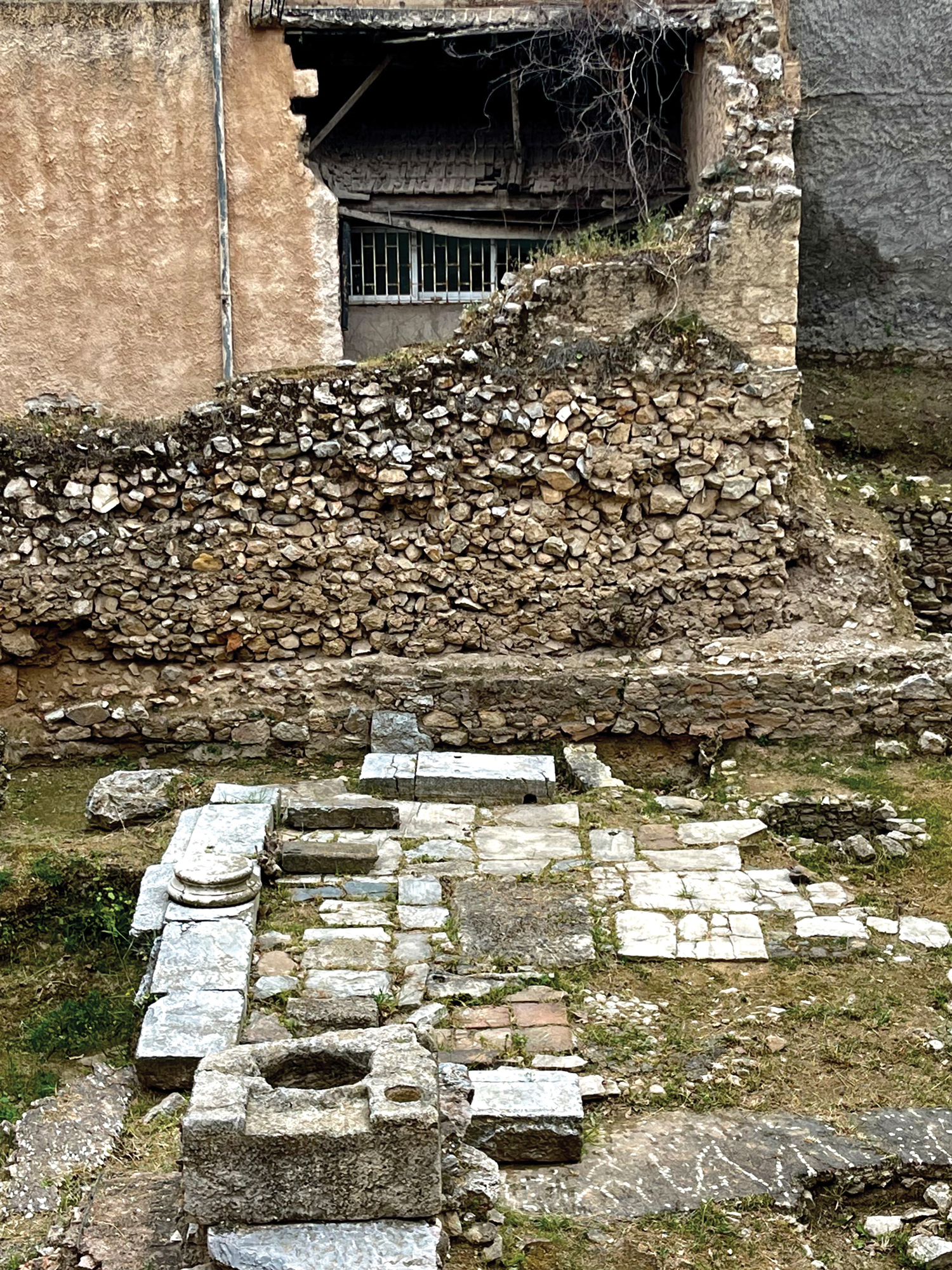 Γιατί σε έναν ακάλυπτο κρύβεται η ιστορία