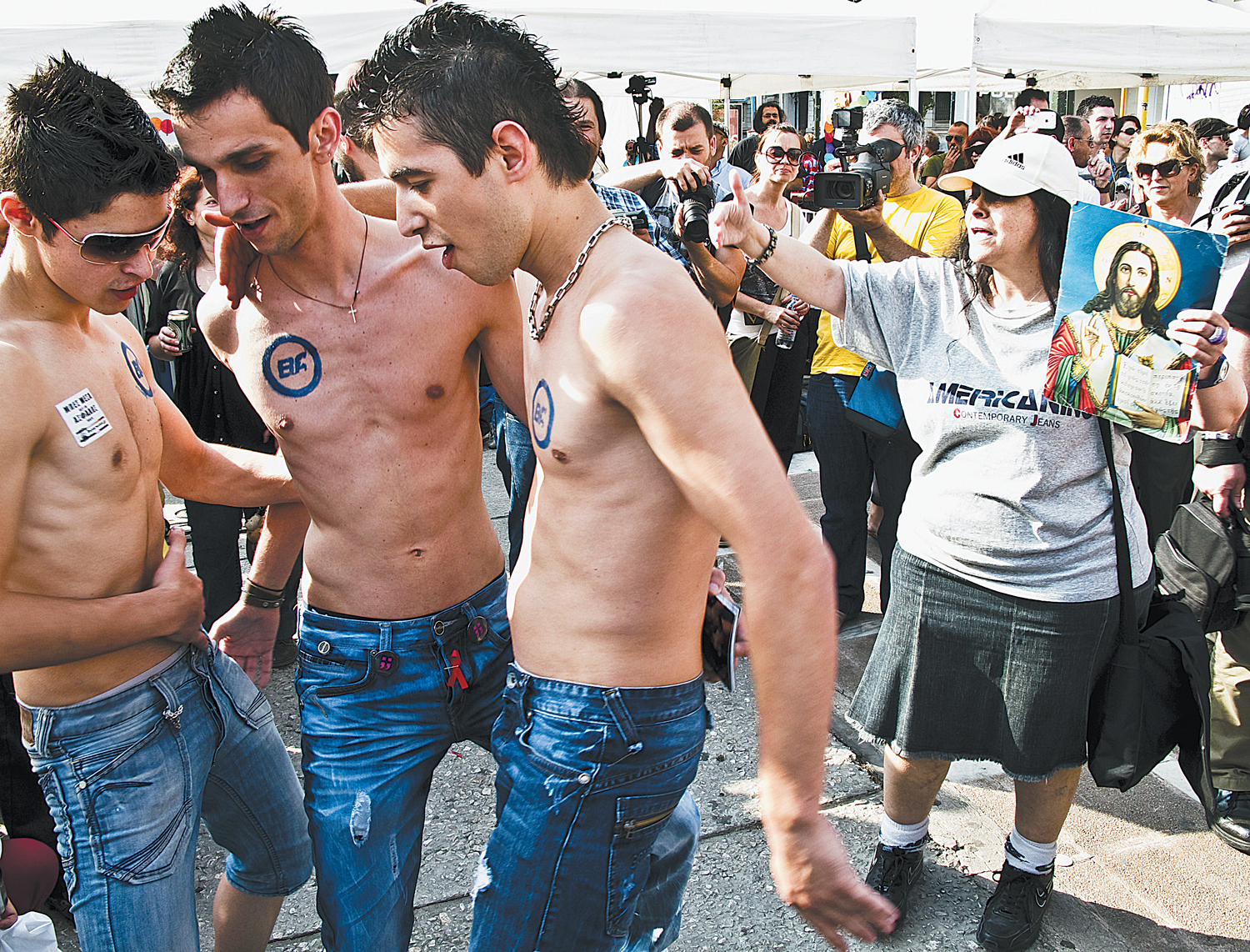 Gay Pride 9.6.2010 | Σάββατο 5 Ιουνίου, πλατεία Κλαυθμώνος | Η κυρία Λουκά σε ρόλο ευαγγελιστή προσπαθεί μάταια να φέρει σε στρέιτ δρόμο νεαρά «χαρούμενα» αγόρια
