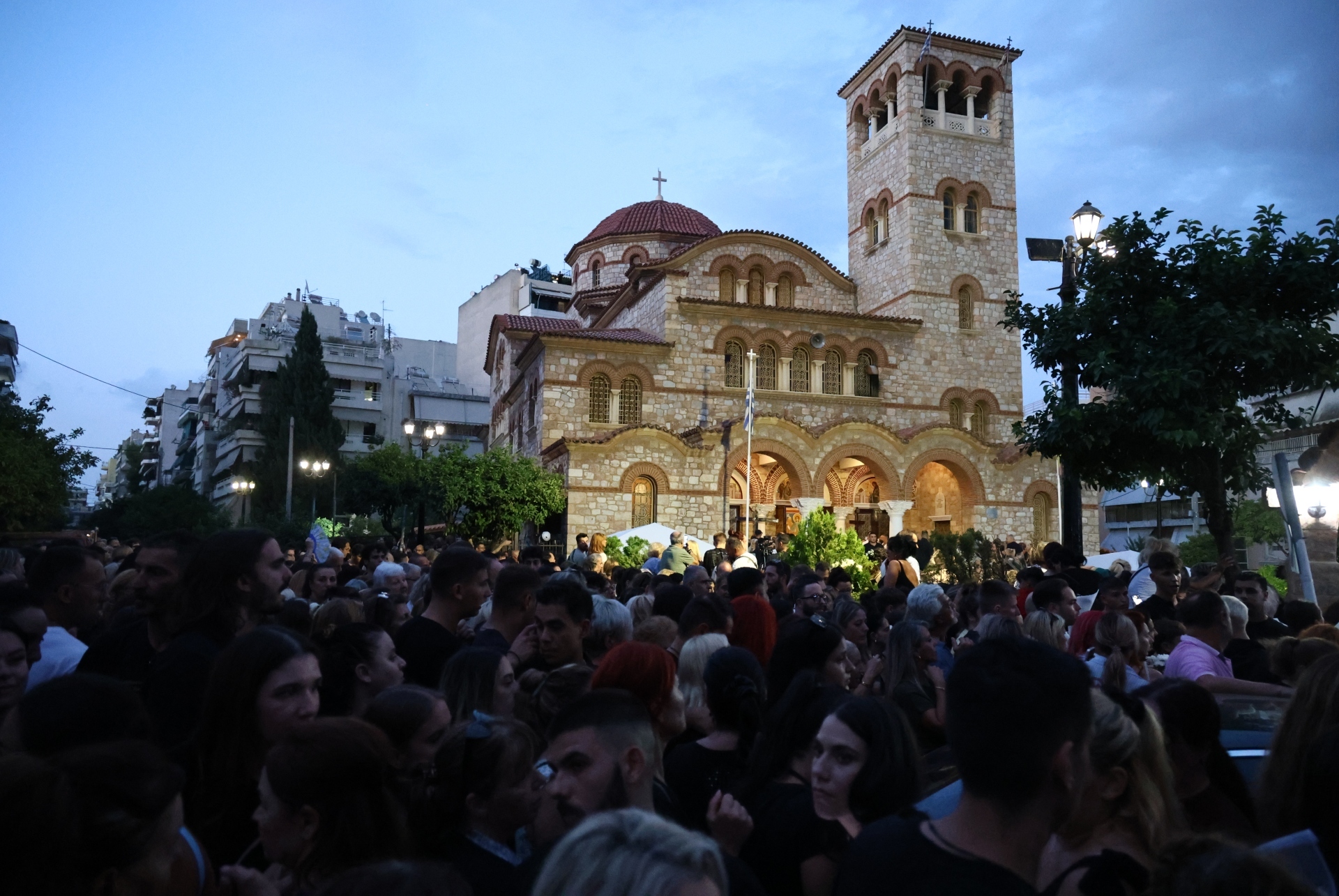 Σε αγρυπνία η σορός του Γιώργου Μαζωνάκη