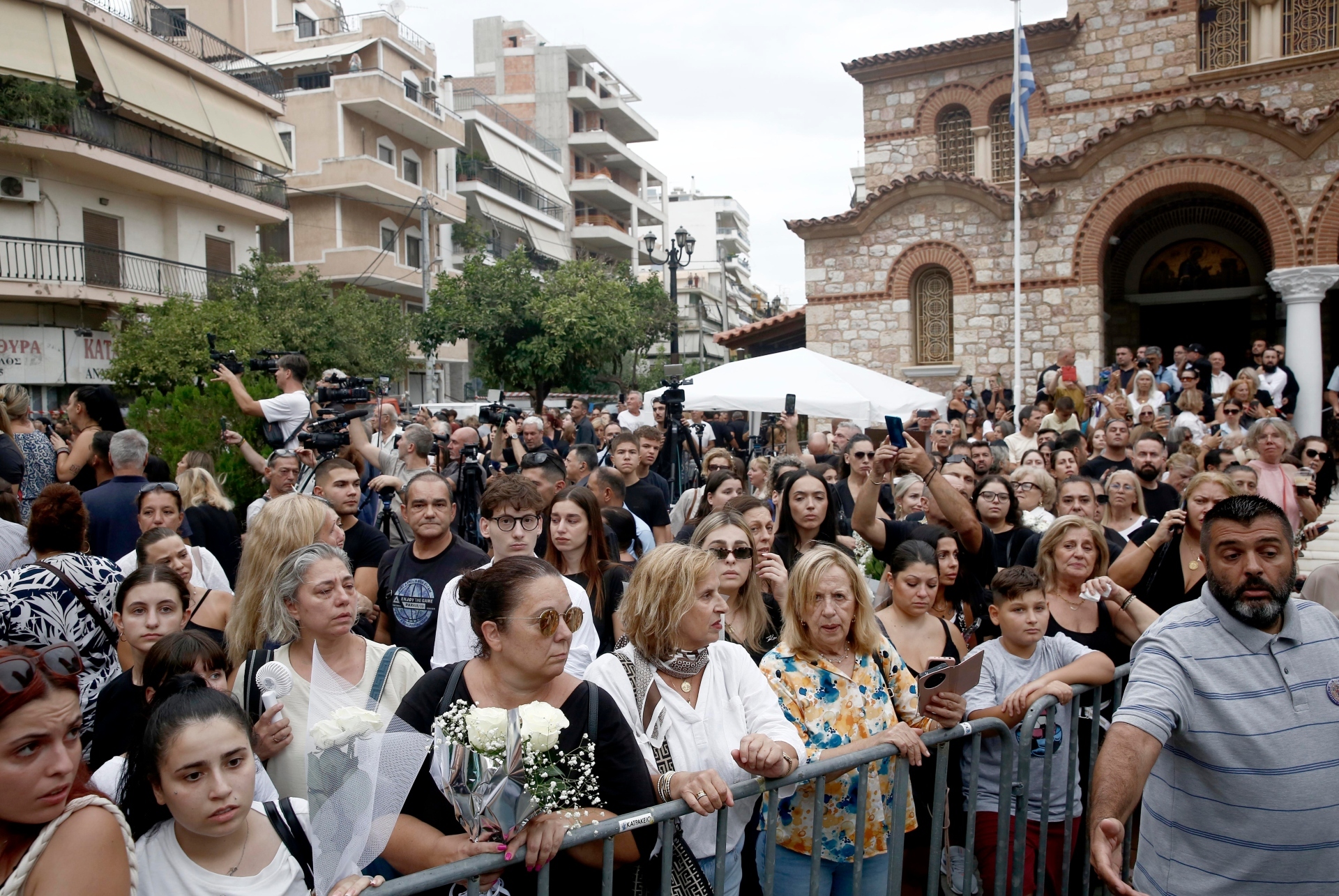 Σε αγρυπνία η σορός του Γιώργου Μαζωνάκη