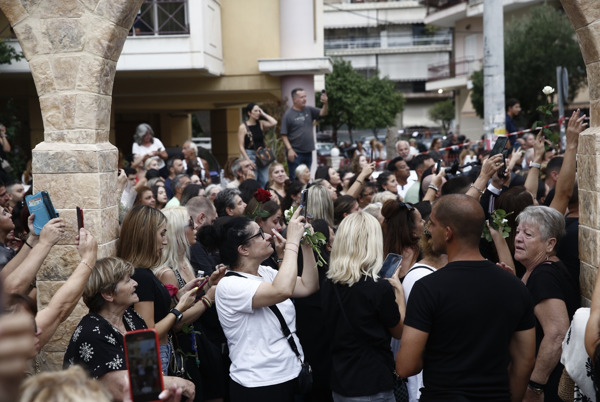 Σε αγρυπνία η σορός του Γιώργου Μαζωνάκη
