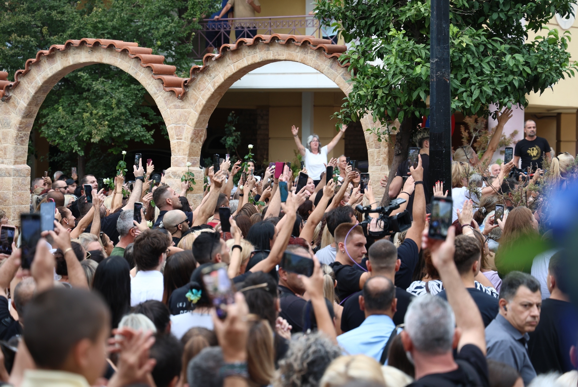 Σε αγρυπνία η σορός του Γιώργου Μαζωνάκη