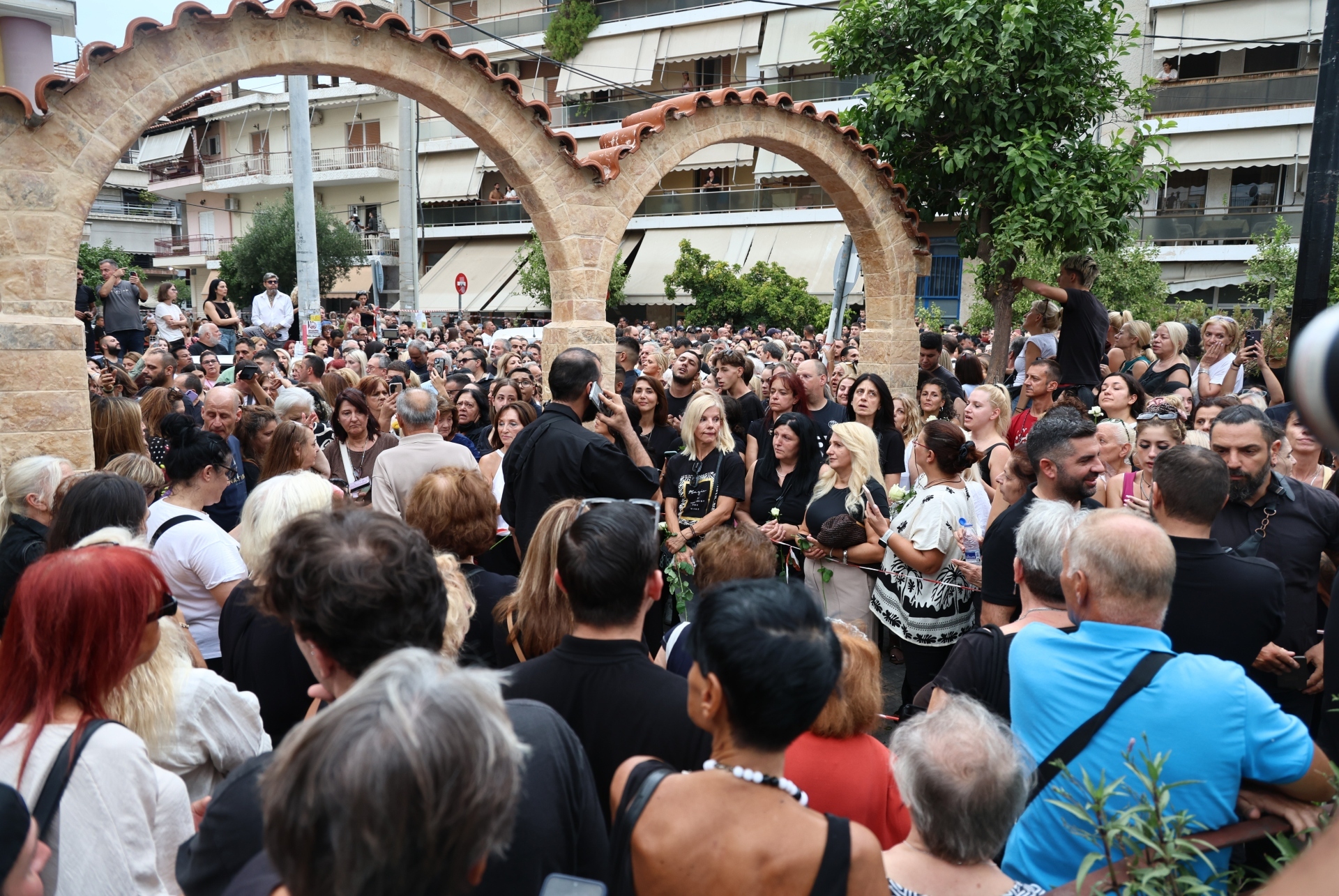 Σε αγρυπνία η σορός του Γιώργου Μαζωνάκη