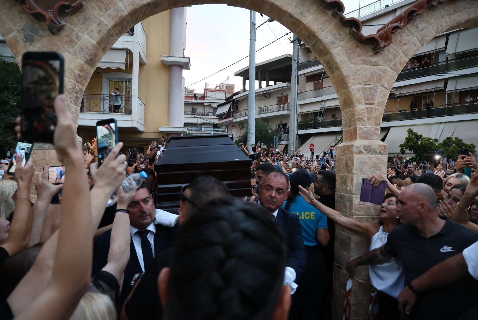 Σε αγρυπνία η σορός του Γιώργου Μαζωνάκη
