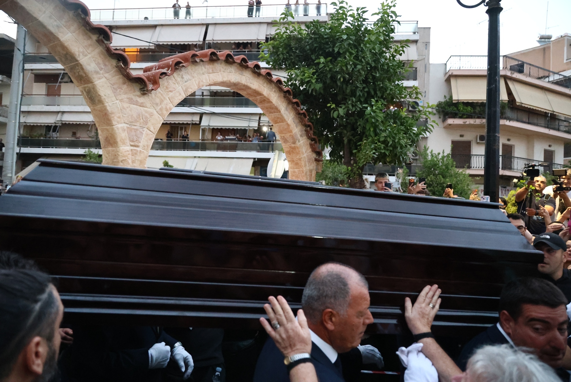 Σε αγρυπνία η σορός του Γιώργου Μαζωνάκη